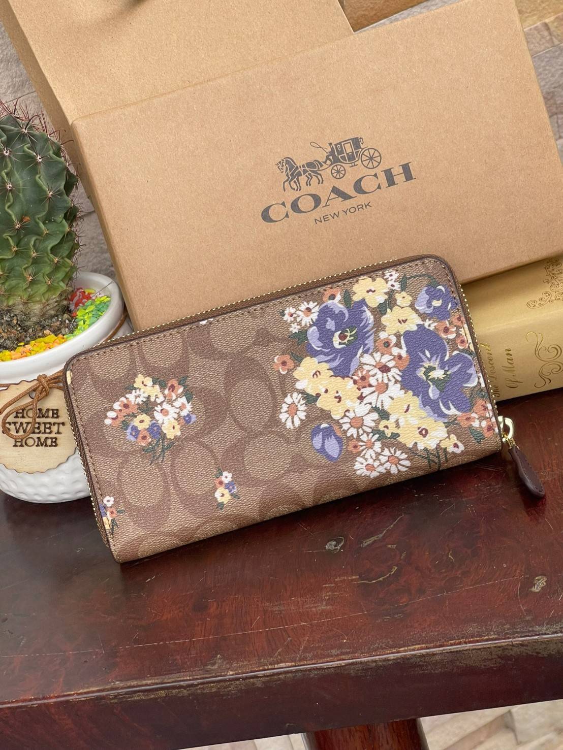 COACH ACCORDION ZIP WALLET IN SIGNATURE CANVAS กระเป๋าสตางค์ใบยาวนี้ที่เหมาะกับการใช้งานทุกรูปแบบ นอกจากเพิ่มความมั่นใจแล้ว ยังทำให้ชีวิตของเราง่ายขึ้นอีกด้วย โดยการเปิดปิดแบบซิปรอบ สามารถใส่ธนบัตร เหรียญ บัตรต่างๆได้หลายใบเลยทีเดียว ขนาดของกระเป๋าสามารถถ