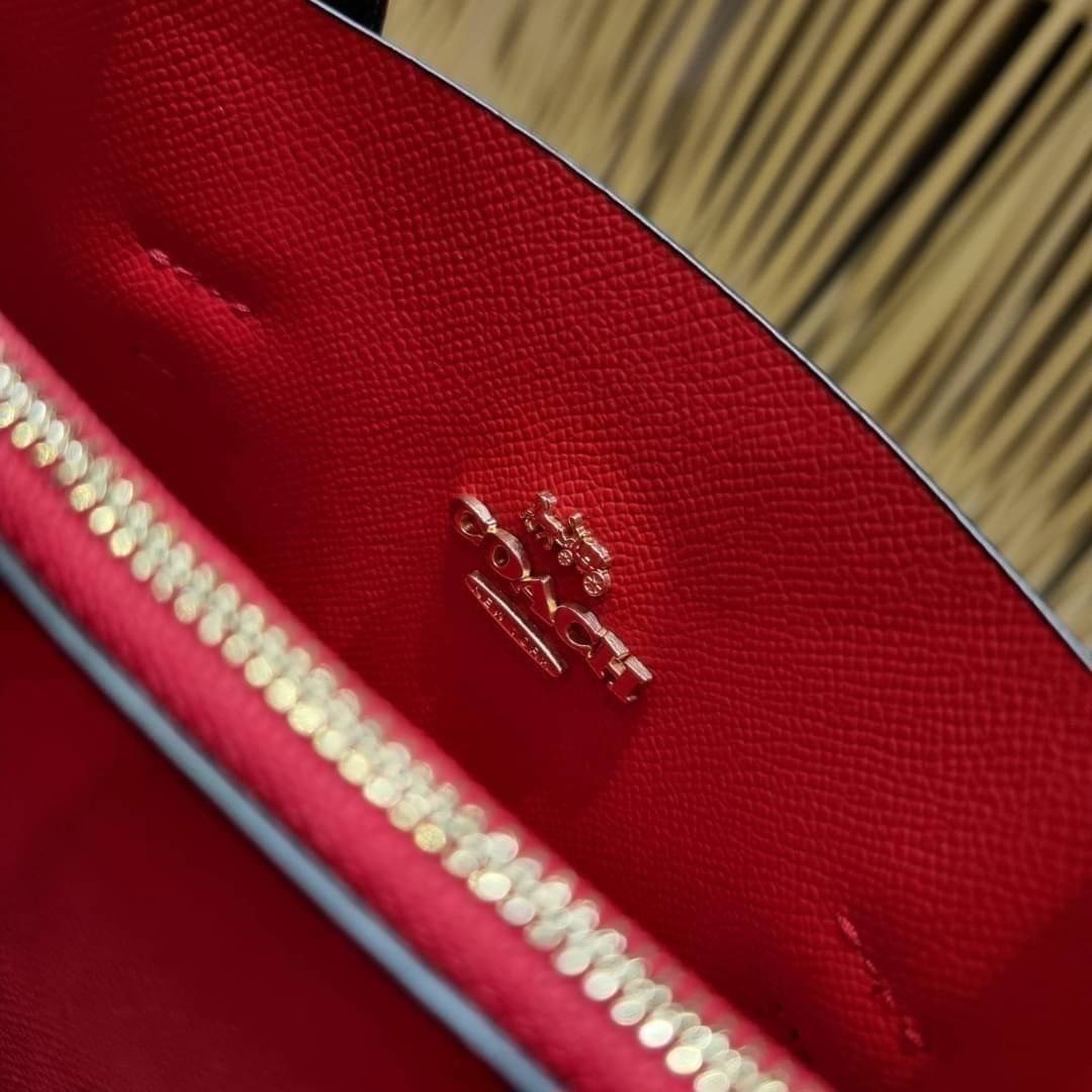 OUTTLET 】COACH MOLLIE TOTE 25 (C4250 C4084) น้องคนสวยอีกหนึ่ง!! กระเป๋าโท้ทไซส์เล็กที่สาวๆหลงรัก ดีไซน์คลาสสิคเหมือนเดิม เพิ่มเติมคือสะดวกขึ้นเยอะ!! ย่อส่วนมาจากใบใหญ่เป๊ะๆ น่ารักน่าใช้มากๆ วัสดุหนัง crossgrain ทนทาน ใช้งานง่าย เรียบหรูดูดีม้าก!! ภายในโล่