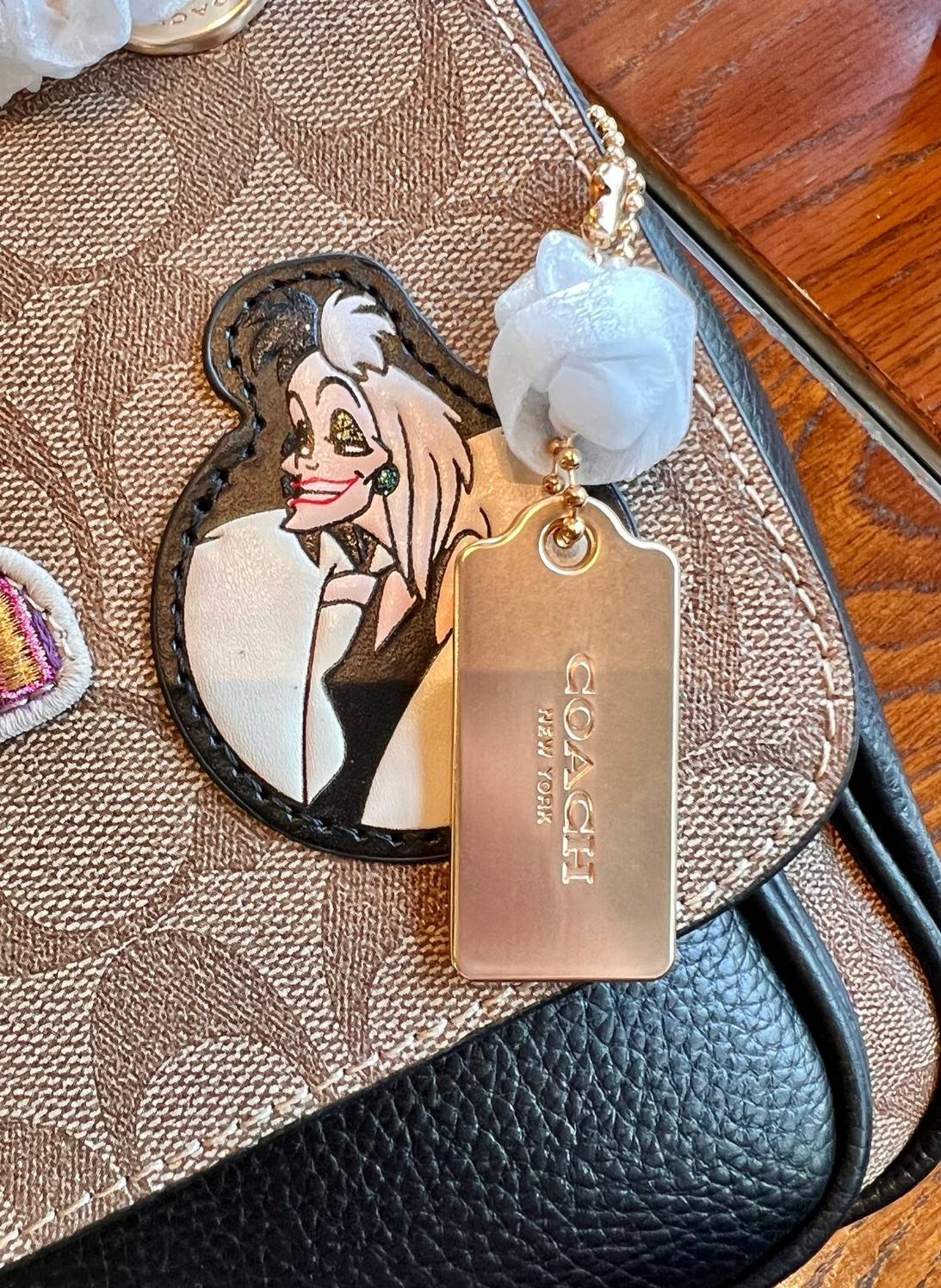 Coach Disney X Coach Klare Crossbody 25 In Signature Canvas With Patches((CC152)) พร้อมส่งก่อนใคร! เริ่ดๆ ชิคๆ กันก่อนค่ะ กับกระเป๋าสะพายแบบครอสบอดี้ร์หรือทบสายคู่ใช้งานแบบหิ้วหรือคล้องไหล่ได้ ✔️หนังแท้อย่างดีสวยมากๆค่ะ