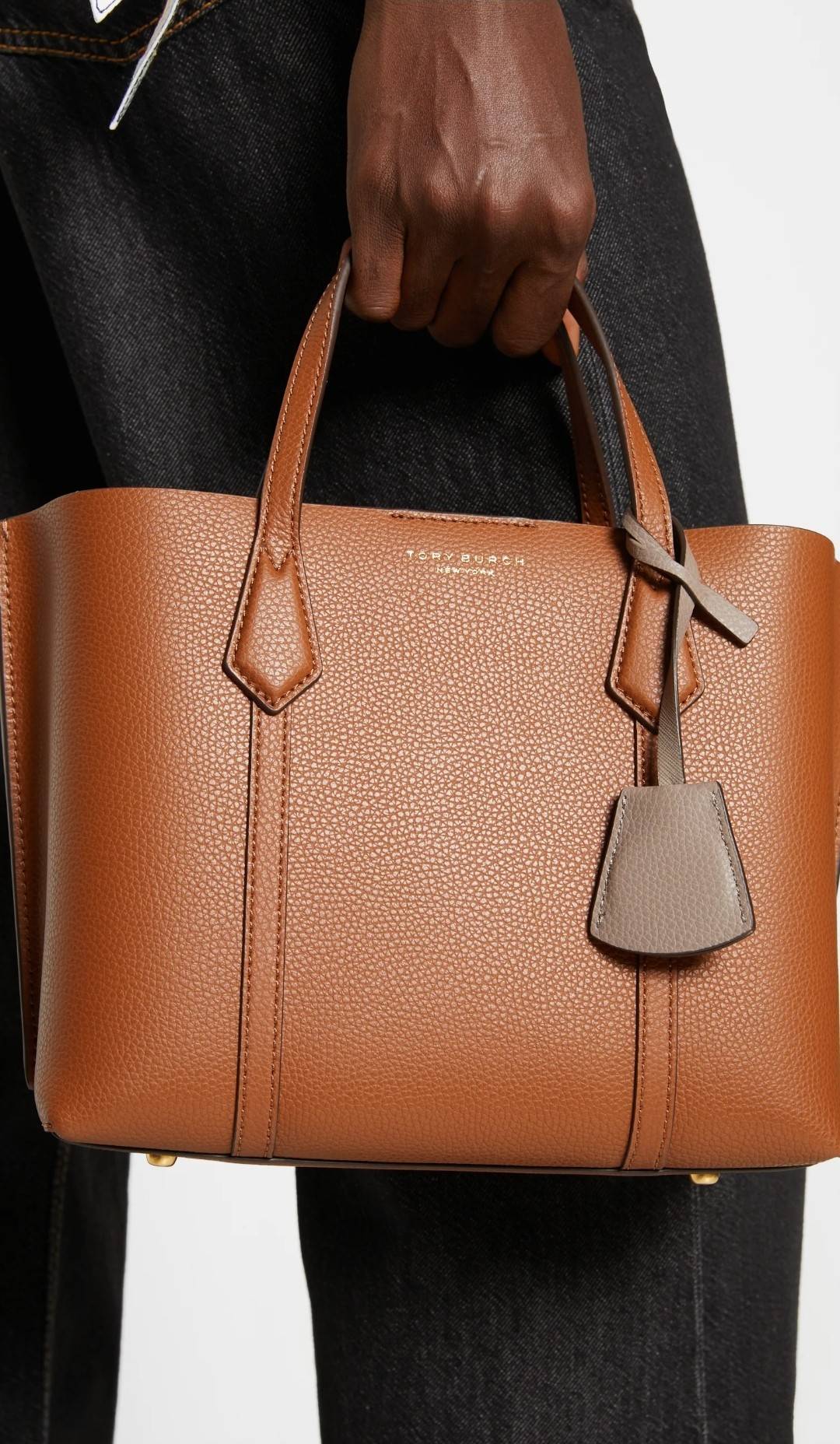 TORY BURCH PERRY SMALL TRIPLE COMPARTMENT TOTE BAG กระเป๋าโท้ทขนาดเล็ก รุ่นขายดี ทรงสวย ดีไซน์ออกมาให้ใช้งานได้ทุกลุค ทุกโอกาส