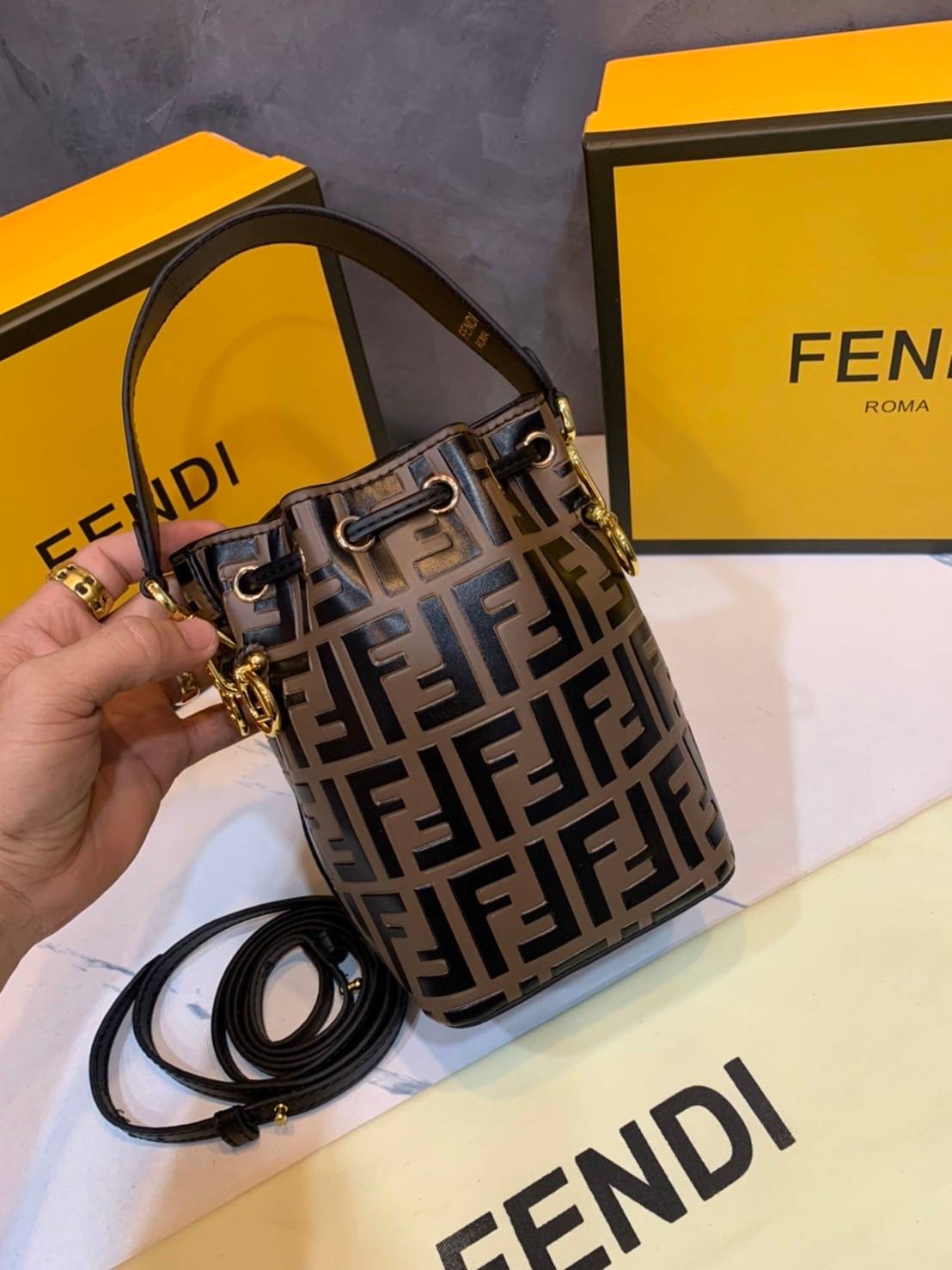 FENDI MON TRESOR Brown leather mini-bag กระเป๋าถือหรือสะพายไหล่ทรงขนมจีบสุดคลาสสิก วัสดุหนังแท้อย่างดี ลวดลายเอกลักษณ์ตามแบบฉบับแบรนด์ สวยหรู ดูแพง คุณนายสุดไปเลยค่า ถือแล้วสวยมากๆ จุของได้กำลังดี ทรงนี้ต้องมีติดตู้ไว้สักใบนะคะ!