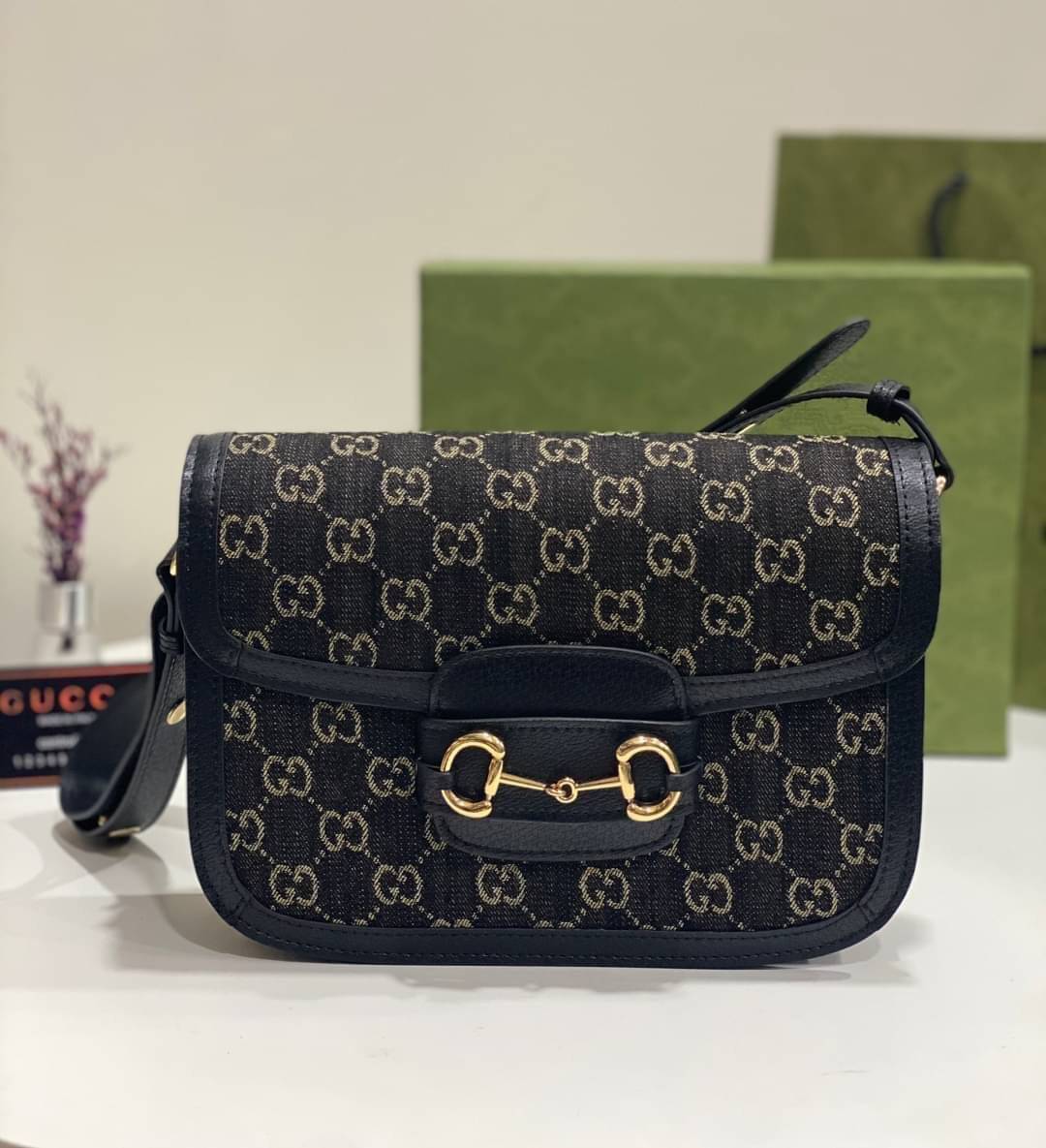GUCCI Horsebit 1955 shoulder bag กระเป๋าสะพายสุดหรู ผ้า GG เดนิมแจ็คการ์ด ดีไซน์ร่วมสมัยผ่านการออกแบบใหม่ด้วยผ้าเดนิม ถ่ายทอดความรู้สึกเกี่ยวกับการละทิ้งกฎเกณฑ์เดิมๆ ของแฟชั่นผ่านการออกแบบ โดยแบรนด์ถ่ายทอดแนวคิดที่ว่าชิ้นงานควรอยู่เหนือกาลเวลา