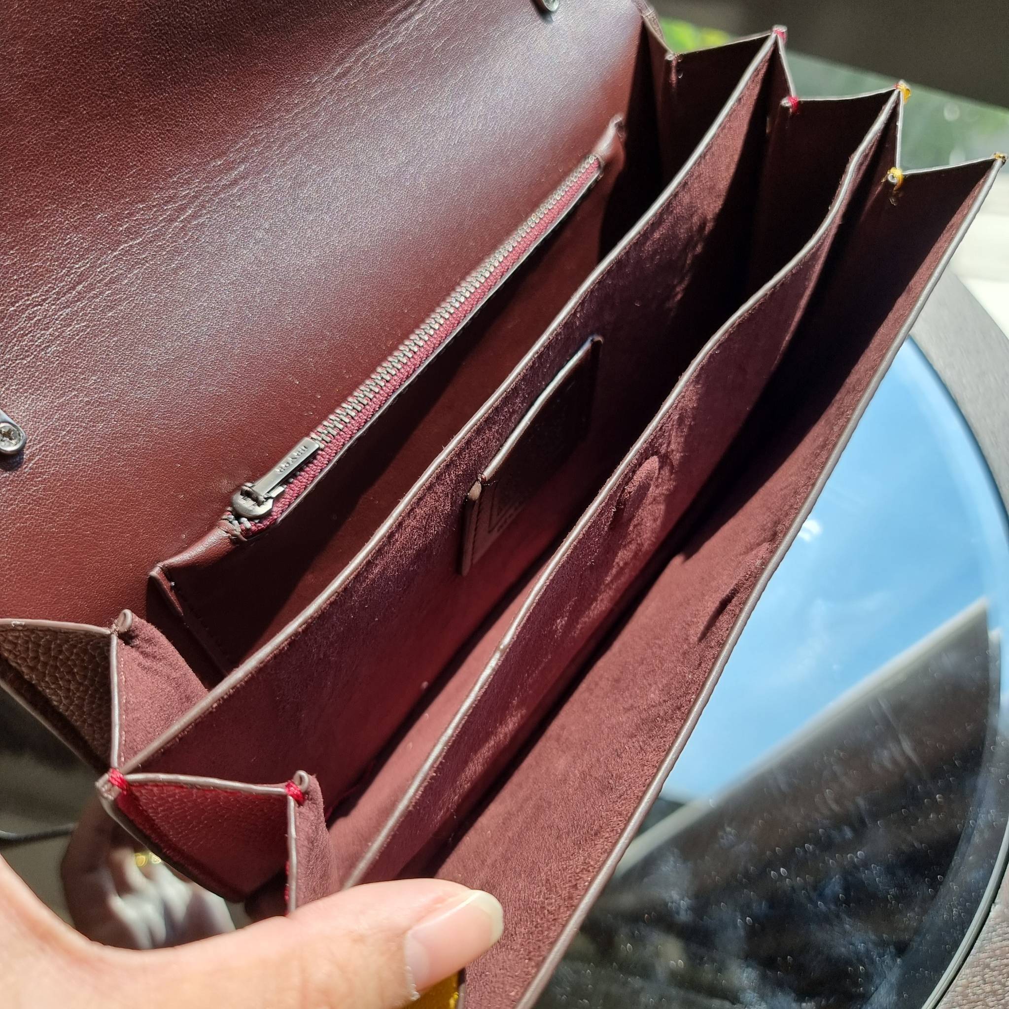 OUTLET 】COACH 88343 CAMILLE CROSSBODY WITH HORSE AND CARRIAGE PRINT AND ARCHIVE PATCH คอลเลคชั่นหายาก ที่สาวๆตั้งตารอ!! ด้วยดีไซน์ลุคผู้ดี ตกแต่งลวดลายออกมาดูโดดเด่น กับกระเป๋าสะพายที่ปรับใช้ได้หลายหลายสไตล์ สะพายไหล่สายคู่ สะพายข้างสายเดี่ยว หรือจะเอาสาย