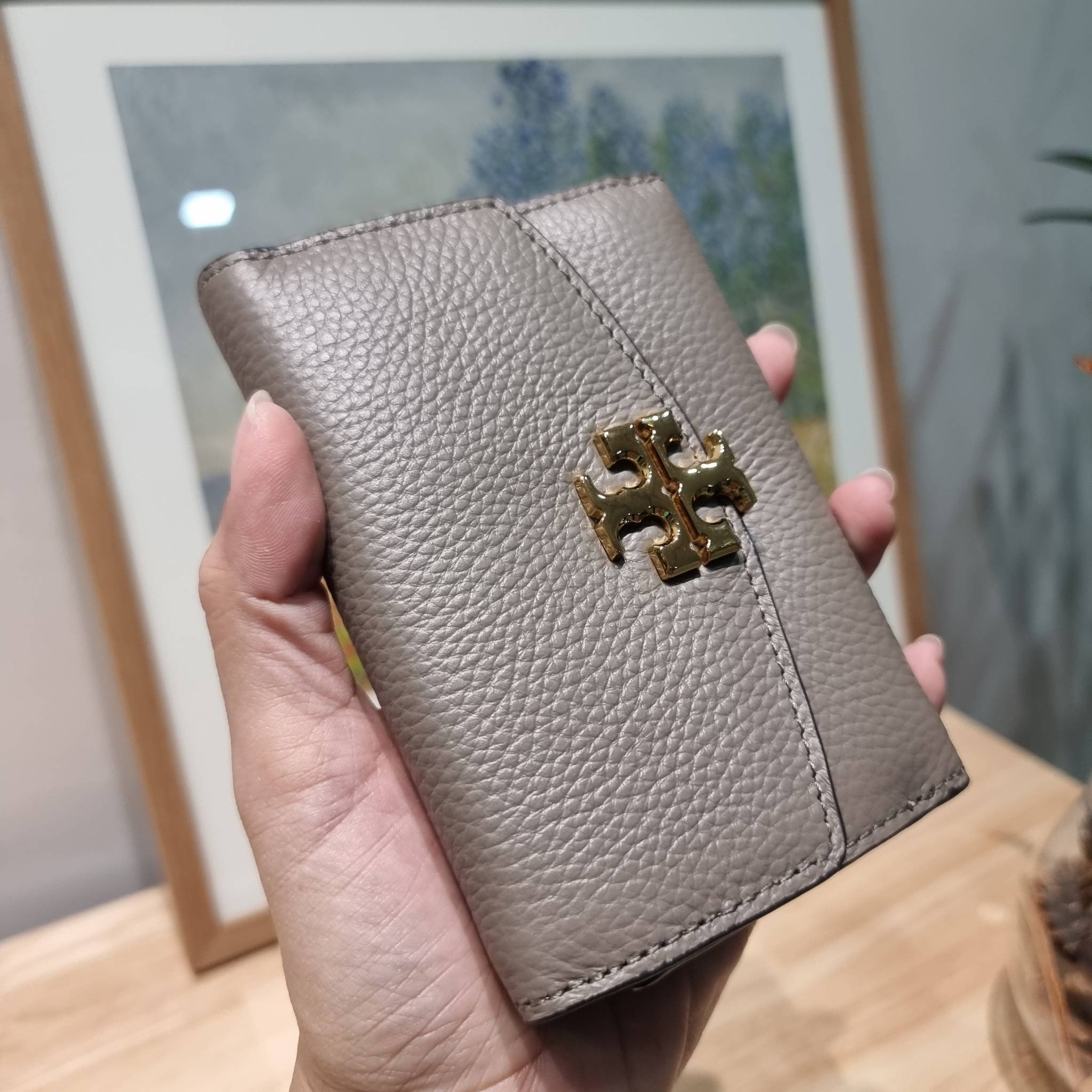 TORY BURCH KIRA MIXED MATERIALS MEDIUM FLAP WALLET กระเป๋าสตางค์ใบกลาง รุ่นยอดนิยม ดูหรูหรา ดูแพง ดีไซน์คลาสสิค ขนาดกำลังพอเหมาะ
