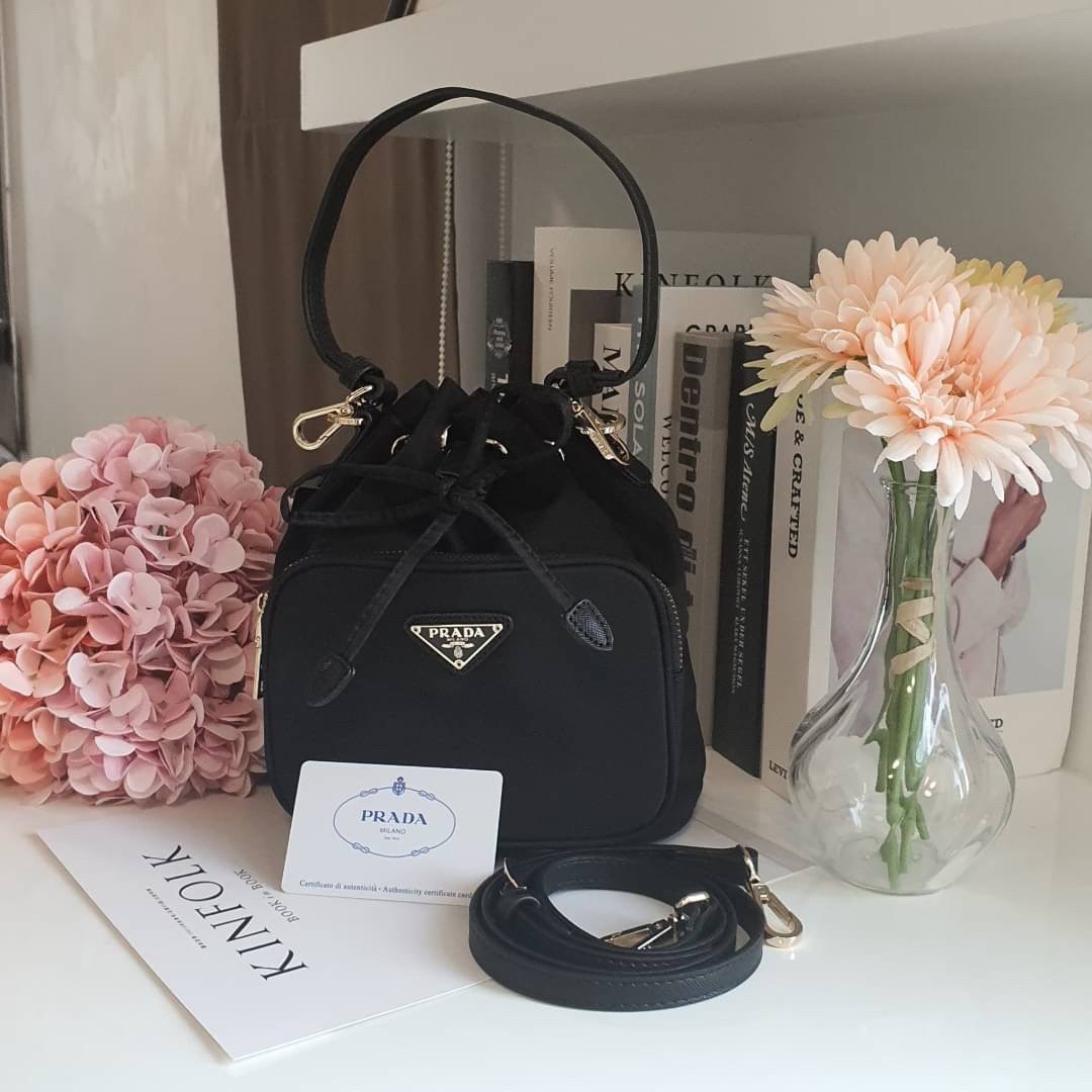 Size MINI : พร้อมส่งรุ่นขายดี!!! PRADA DRAWSTRING BAG WITH STRAP VIP GIFT WITH PURCHASE พรีเมี่ยมกิ๊ฟจากต่างประเทศรุ่น Limited วัสดุ Nylon & Polyester 100% เนื้อหนา ด้านหน้าประดับโลโก้ เปิดปิดแบบ Drawstring มาพร้อมสายสะพายให้ถึง2แบบทั้งสายสั้นและสายยาวปรั