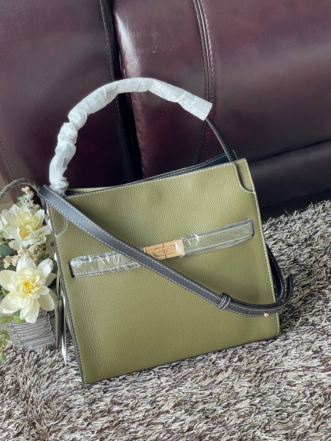 Tory burch lee radziwill pebbled small double bag กระเป๋า Lee Radziwill Double Bag สุดหรู ที่คำนึงถึงการเลเยอร์หนังและหนังกลับอย่างประณีตลงไปในงานดีไซน์ สามารถปรับปากกระเป๋าได้ 3 แบบตามต้องการ พร้อมนำเอาความเป็น American Luxury มาตีความใหม่ผ่านแง่มุมของคว