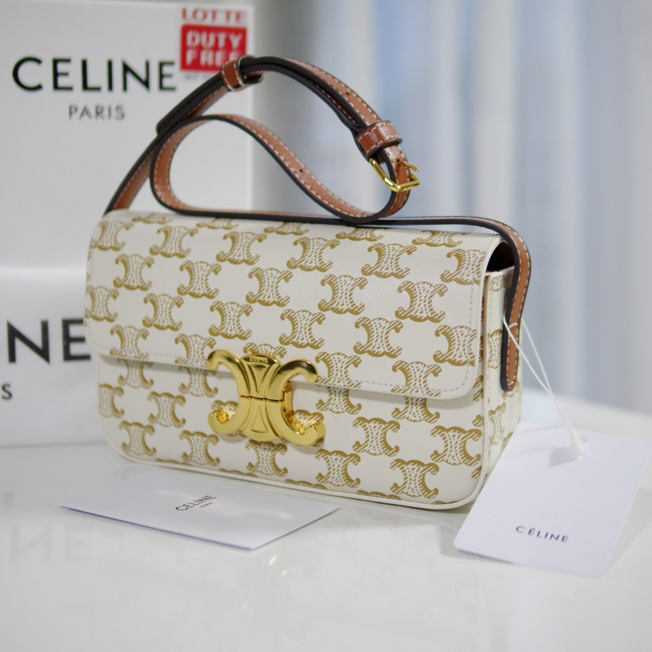 พร้อมส่งที่ไทยแล้วกับ CELINE TRIOMPHE SHOULDER BAG หนังทั้งใบลายสวยหรู ด้านในเปิดด้วยด้วยที่บีบโลโก้อะไหล่ทอง จุของได้กำลังดี ใส่โทรศัพท์ กระเป๋าสตางค์ใบสั้น ของจุกจิกได้ เหมาะกับสาวๆในวัน