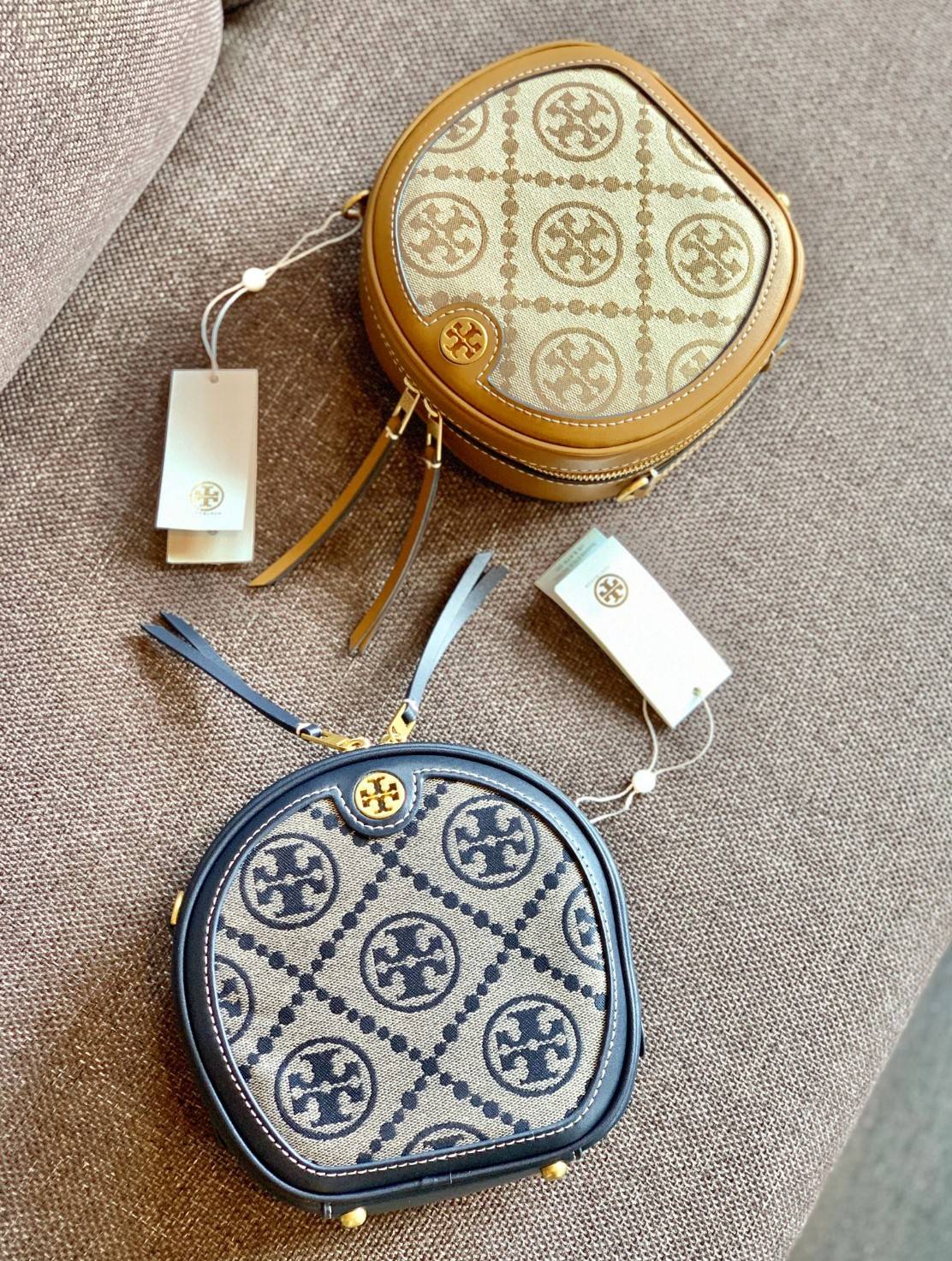 TORY BURCH T MONOGRAM JACQUARD CIRCLE BAG ((Large size)) พร้อมส่งที่ไทย สวยก่อนใครที่นี่! กระเป๋าจาก Tory burch รุ่นนี้มาในสไตล์ทรงวงกลม สุดคลาสสิค ดูคล่องตัวมากขึ้น วัสดุJacquardทอลายแบรนด์+ขอบหนังแท้ ได้ลงตัวสวยงามอยู่เหมือนเดิมค่ะ