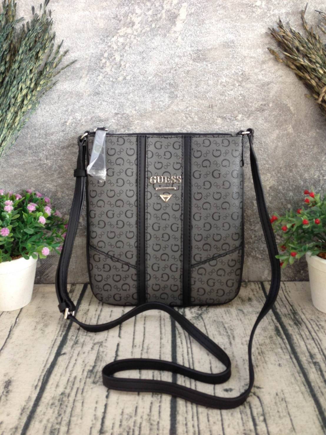 GUESS CROSSBODY กระเป๋าสะพายข้าง ผู้หญิงหรือผู้ชาย สามารถใช้ได้ค่ะ วัสดุหนังแกะสังเคราะห์พิมพ์ลายแบรนด์ ด้านหน้าประดับโลโก้แบรนด์มีเงิน เปิดปิดด้วยซิป น้ำหนักเบา ด้านในบุผ้าพิมพ์ลายเฉพาะของแบรนด์ มีช่องซิปด้านในอีก 1 ช่องค่ะ
