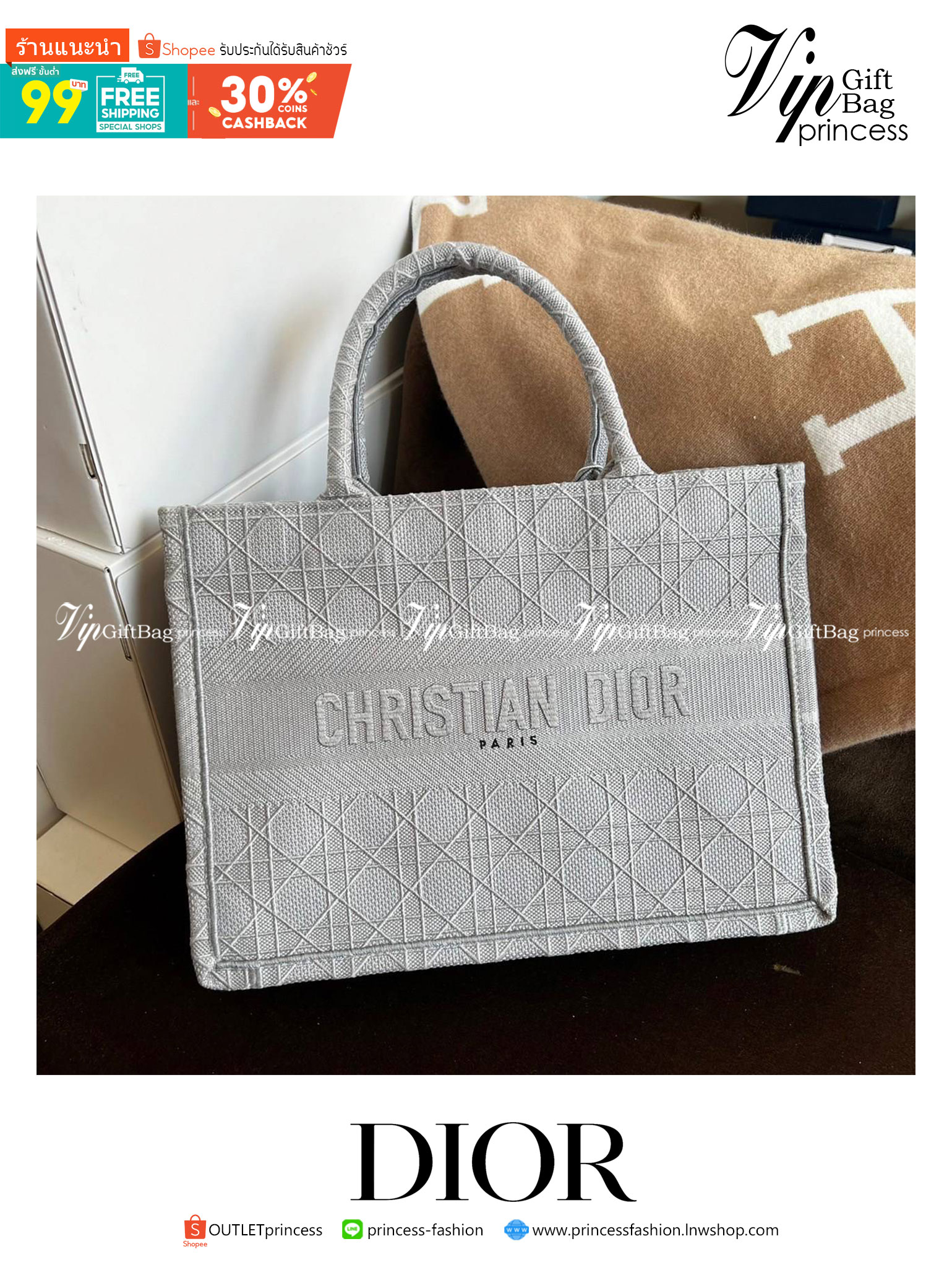 CHRISTIAN MEDIUM DIOR BOOK TOTE ราคาดีมากเลย คุ้มยิ่งกว่าคุ้มเป็นทางช็อปปิ้งBag เอกลักษณ์ของความหรู ที่ต้องมี ภายในโล่งกว้างมาก ใส่ของแบบแน่นๆ จุๆไปได้เลย น้ำหนักเบาสบาย งานออริปักขึ้นรูปสวยมาก มี code stamp พร้อมส่งที่ไทย เกรดออริจินอลเทพๆ ภาพสินค้าถ่ายจ