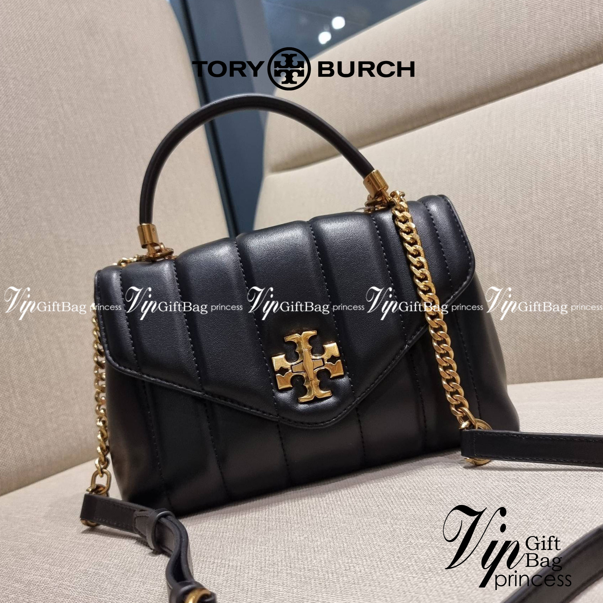 TORY BURCH KIRA QUILTED SMALL SATCHEL มาแล้วด่วนๆ!! กับคอลที่ปังไม่ไหว พร้อมเสิร์ฟสีคลาสสิค กระเป๋าถือ/สะพาย ทรงสวย สะพายคล่องตัว หนังแท้ ดีไซน์บุนวม เส้นคมสวยหรู วัสดุหนังแกะ สัมผัสดีงาม นิ่มมือ เปิด-ปิดด้วยอะไหล่บิดล็อค ภายในเป็นช่องโล่ง มีช่องซิป ใส่ขอ