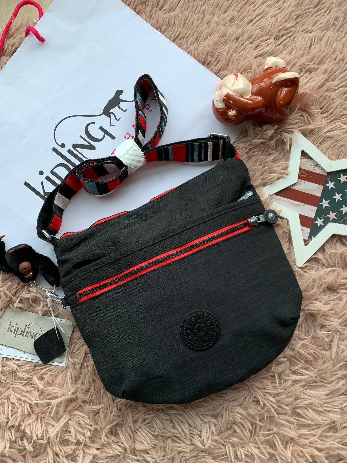 Kipling ARTO Cross-Body Bag กระเป๋าสะพายข้าง วัสดุ100% Polyamide น้ำหนักเบา เปิดปิดด้วยซิปเดียวด้านบน ภายในมีช่องเล็กแตกเป็นสัดส่วน ใส่กระเป๋าสตางค์ยาวและมินิไอแพคได้ ด้านหน้ามีช่องใช้งานเพิ่ม2ช่อง สายสะพายปรับฟรีไซส์ สะพายสายคู่หรือสายเดี่ยวได้ ใช้งานได้