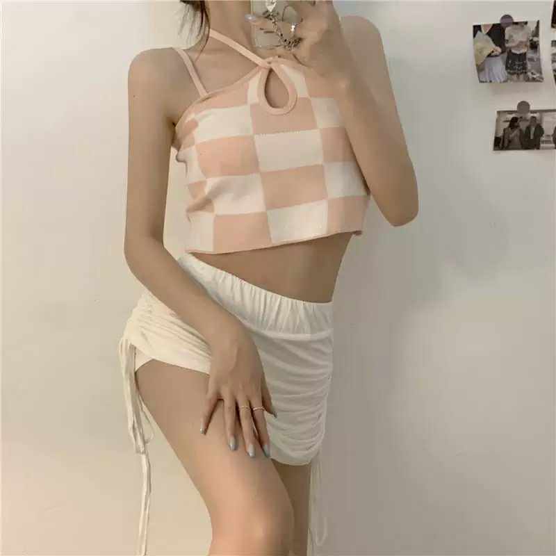 พร้อมส่ง - Knit Halter Crop Top เสื้อครอปไหมพรมลายตารางหมากรุก (IN37635)