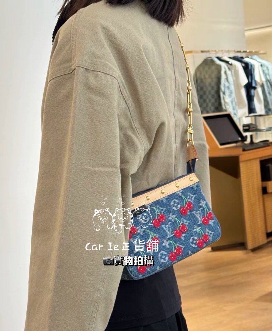 LV x TM Pochette Accessoires bag Monogram cherry denim 20cm กระเป๋าถือทรงพอชดีไซน์สวยอัพลุคไฮน์ ถือหรือคล้องไหล่ได้สวยและโดดเด่นมีชีวิตชีวา ด้วยเดนิมวินเทจปักลายเชอร์รี่สีสันสดใสสะดุดตาสะท้อนสไตล์ไอคอนิก