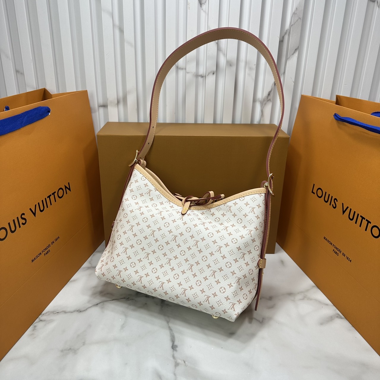 ORI หนังแท้ | LV CarryAll PM bag กระเป๋าสะพายทรงโท้ทแครี่ออล Monogram แคนวาสแต่งขอบหนังผสานเสน่ห์สวยงามเข้ากับดีไซน์ที่รับกับสรีระให้คุณพกพาไปได้ทุกที่ ด้านในออกแบบมาอย่างชาญฉลาด มาพร้อมใบเล็กเข้าเซ็ท