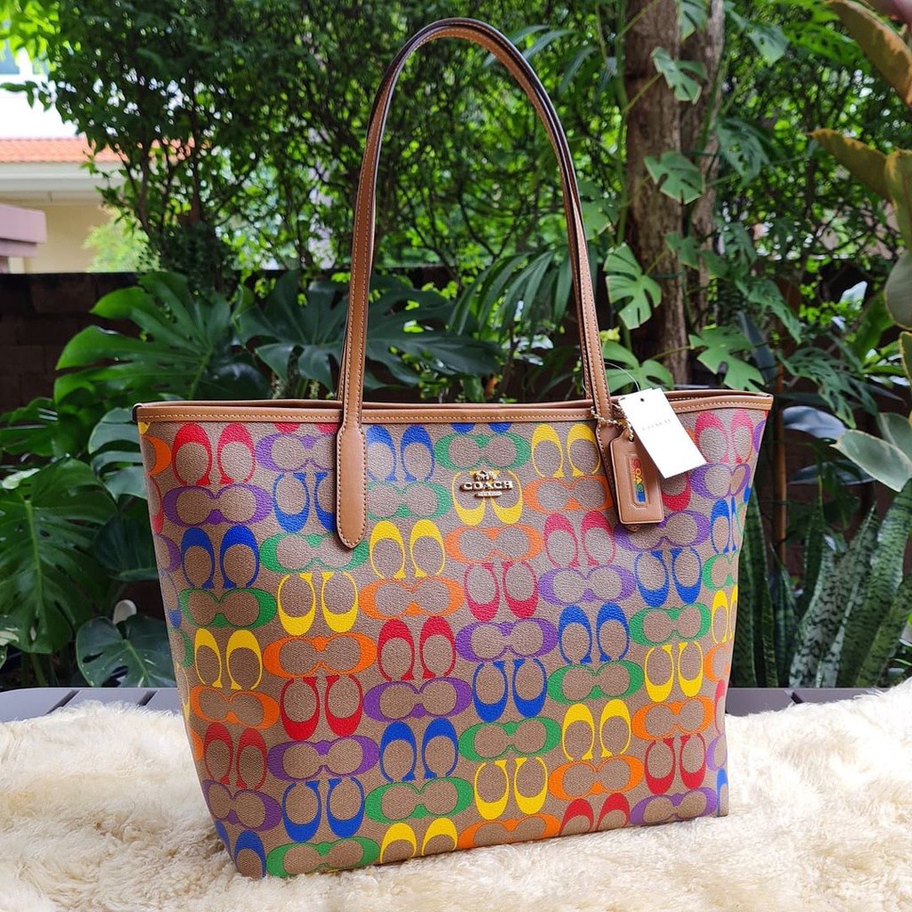 COACH CITY TOTE IN RAINBOW SIGNATURE CANVAS C4181 กระเป๋าสะพายข้างทรงโท้ทใบใหญ่ หนังลาย C สกรีนลายโค้ช รุ่นนี้ ปากกระเป๋าไม่มีชิป มีกระดุม แม่เหล็ก ด้านในมีช่องซิปไว้ใส่กระเป๋าเงินได้คะ เป็น รุ่นยอดนิยมคะ จุของได้เยอะมาก