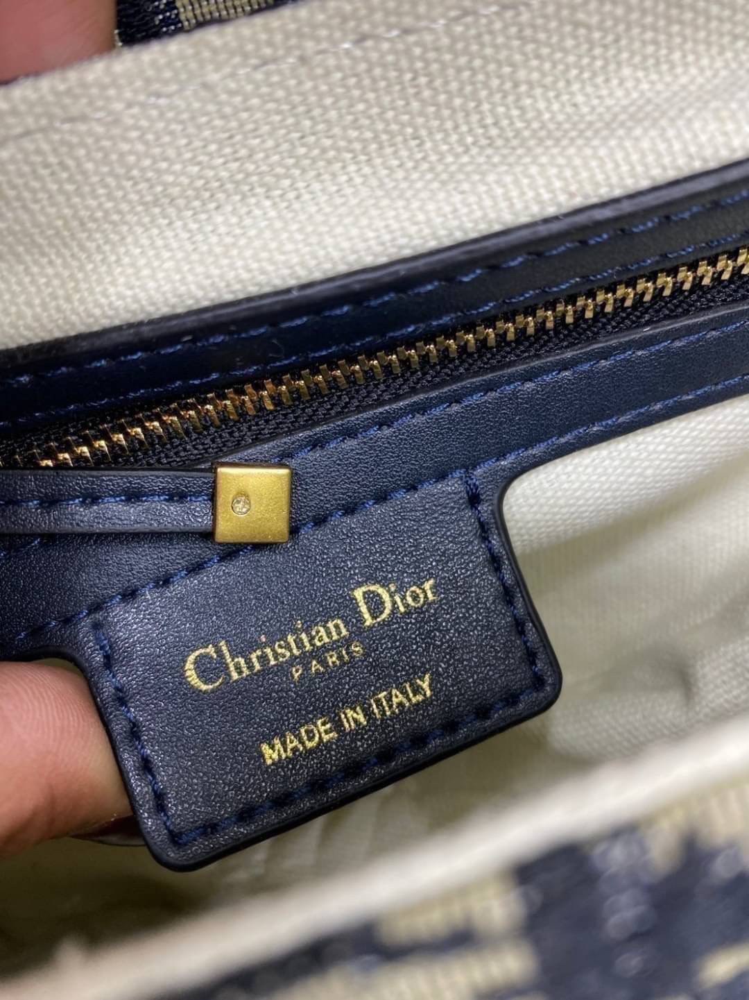 หนังแท้ DIOR SADDLE BAG Oblique Embroidery รุ่นใหม่ กระเป๋ารุ่นยอดนิยมตามแบบฉบับแบรนด์ งานทอลายคมชัด ใช้งานได้ 2 แบบ สะพายยาว CROSSBODY และสายสั้นถือได้เก๋ๆ ลุคนี้คูลสุดๆ เลยค่าา ภาพถ่ายจากสินค้าจริง! สวยมาก พร้อมส่งที่ไทยราคาสุดคุ้ม สาวๆ ห้ามพลาดค่ะ!