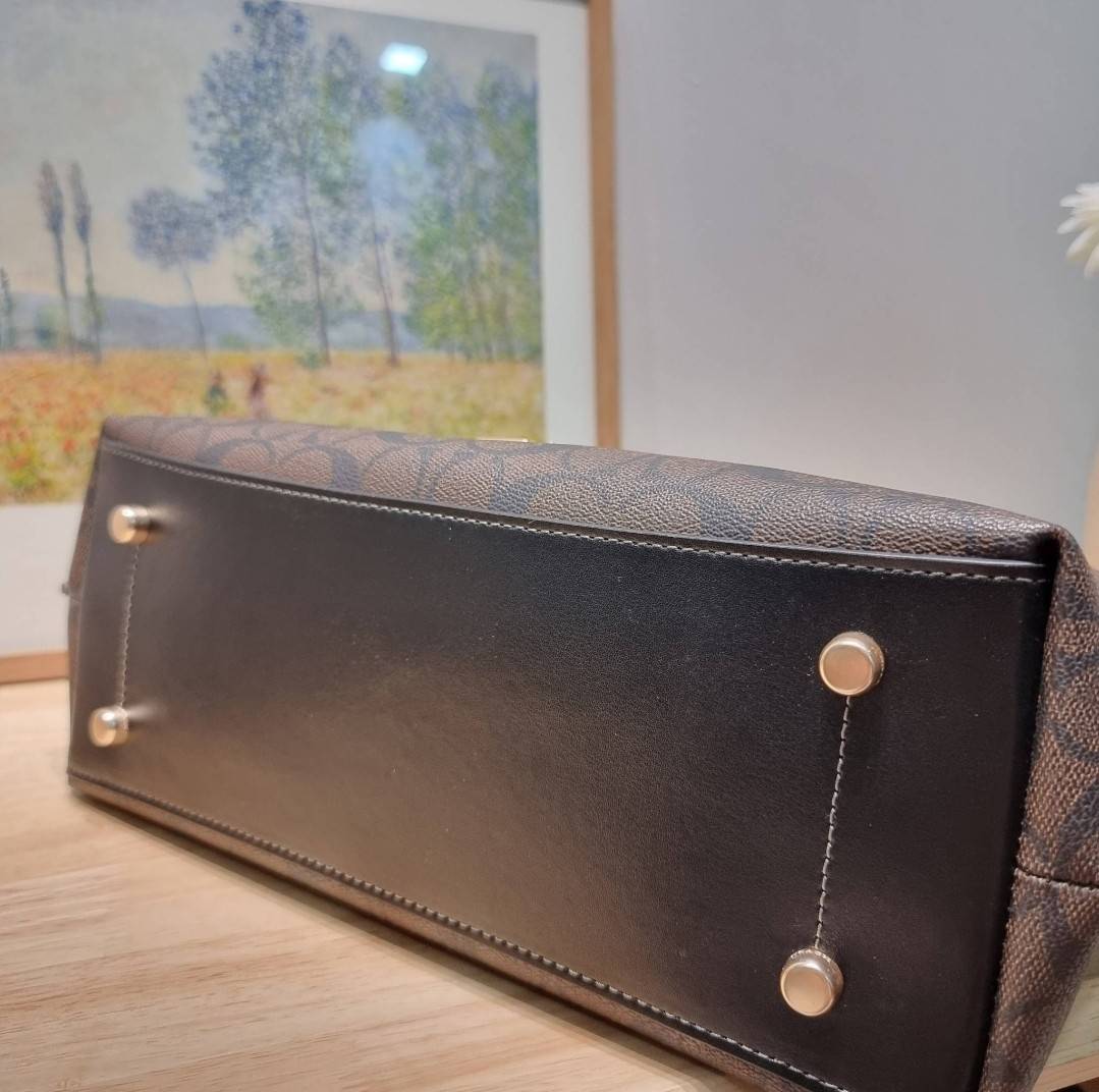 COACH HANNA CARRYALL IN SIGNATURE CANVAS / CH187 / CH195 / CH542 น้องใหม่ เรียบหรู ดูแพง กับกระเป๋าถือ/สะพายทรงสวย คงความคลาสสิค ดีไซน์ตกแต่งสายคาดจับจีบข้างกระเป๋าเพิ่มดีเทล มาพร้อมหูจับในตัว