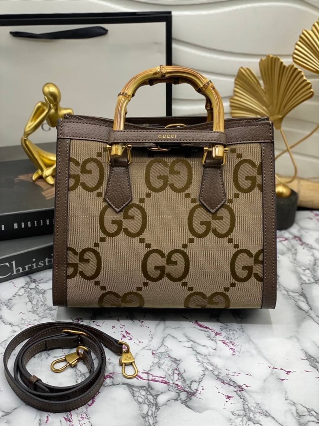 หนังแท้ Gucci Diana jumbo GG small tote bag 27cm พร้อมส่งที่ไทย Brown Camel and ebony jumbo GG canvas ภาพสินค้าถ่ายจากงานขายจริง ใช้งานต่างประเทศได้ค่ะ