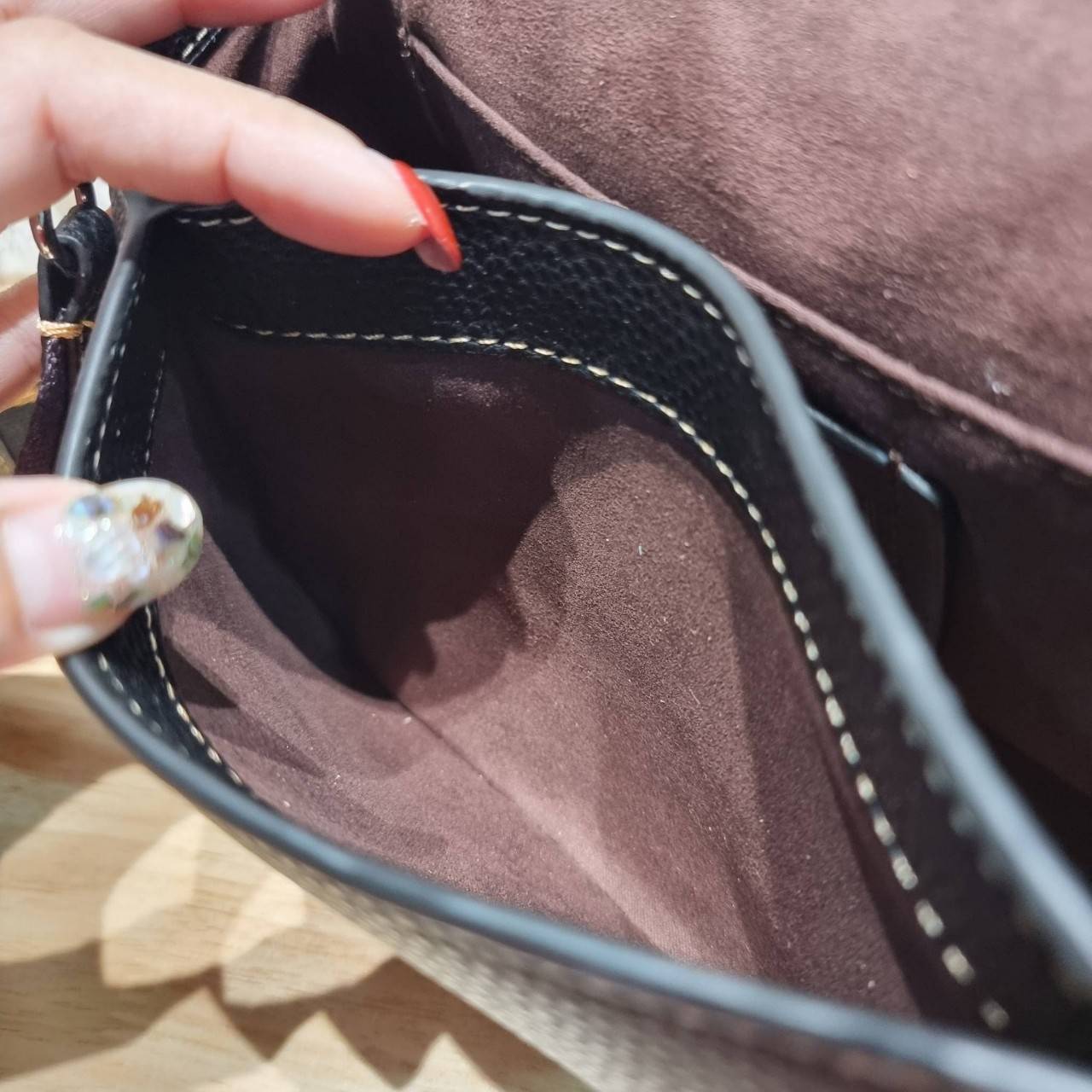 OACH LOGAN MESSENGER IN SIGNATURE CH483 CH252 กระเป๋าสะพาย รุ่นใหม่ สไตล์สปอร์ต ดีไซน์สวย ขนาดกำลังดีคล่องตัว สายสะพายเส้นใหญ่ทนทาน