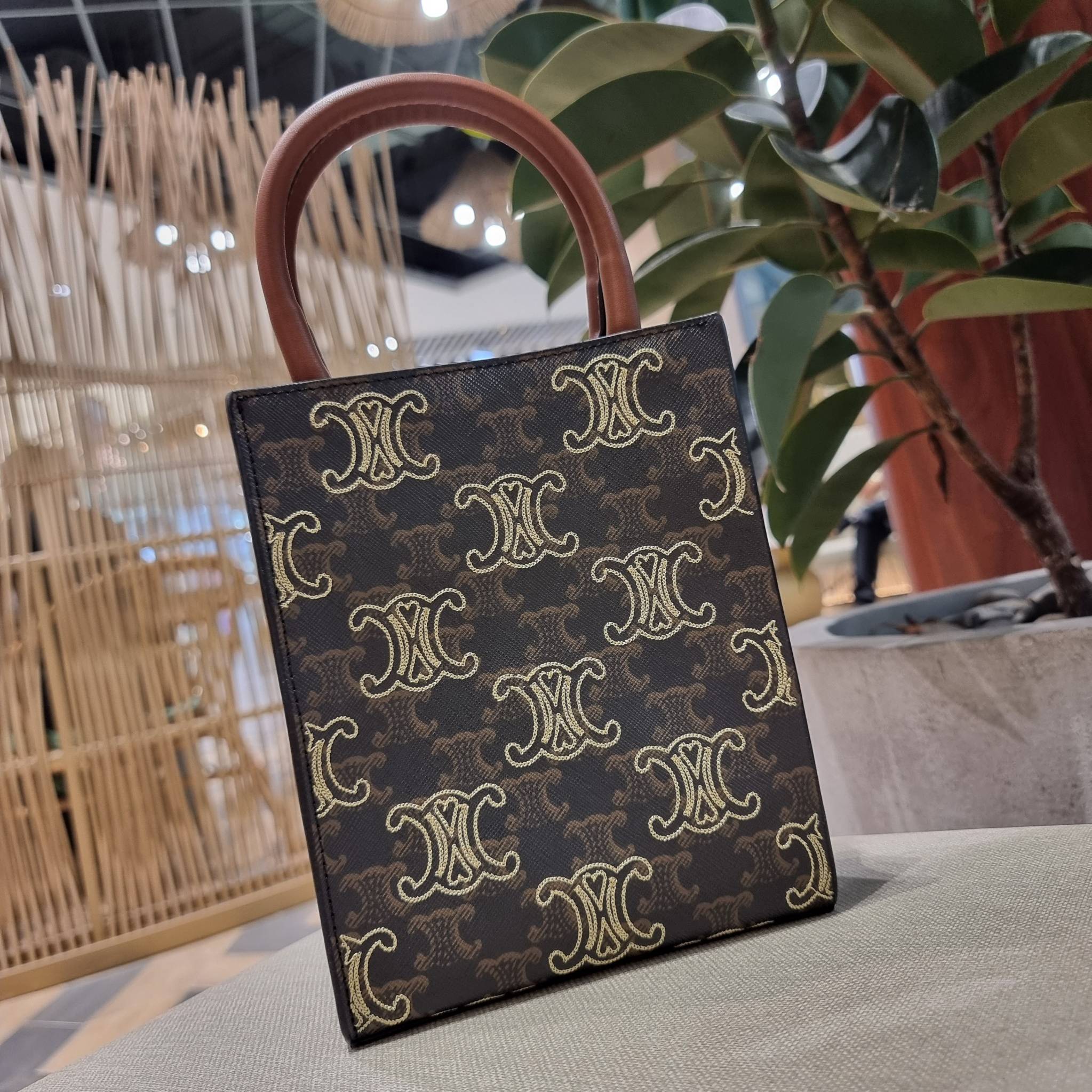 VIP 🥂 CELINE MINI VERTICAL CABAS IN TRIOMPHE CANVAS WITH TRIOMPHE HEART EMBROIDERY ใหม่พร้อมเสิร์ฟ กับกระเป๋าสะพายทรงโท้ท ไซส์มินิ ขนาดกำลังสวยพอดี สะดวกพกพา โดดเด่นด้วยโลโก้ลายปัก ดีเทลเดินด้ายรูปหัวใจ เพิ่มดีเทลความแพงไปอีก วัสดุหนังแคนวาส มีหูจ