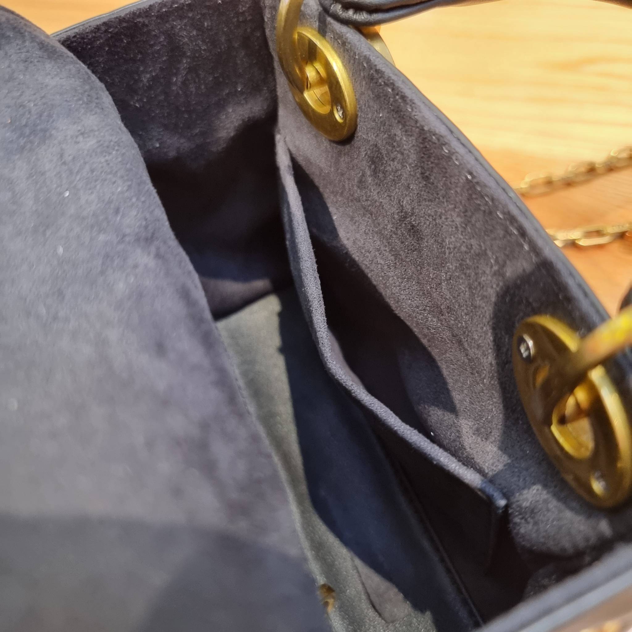 DIOR CD MINI LADY STUDDED BAG กระเป๋าสะพายข้างพรีเมี่ยมกิ๊ฟสุดฮอต ดีไซน์ตกแต่งหมุดเต็มใบ ไม่มีคือพลาด หรูจริงอะไรจัง ทรงกล่องคลาสสิค วัสดุหนังแท้ โดดเด่นด้วยพวงกุญแจโลโก้สีทองลิมิเต็ด มีหูจับในตัวและสายครอสบอดี้สุดเลิศ แต่งเติมดีเทลอัพราคาไปอีก ภายในเป็นช