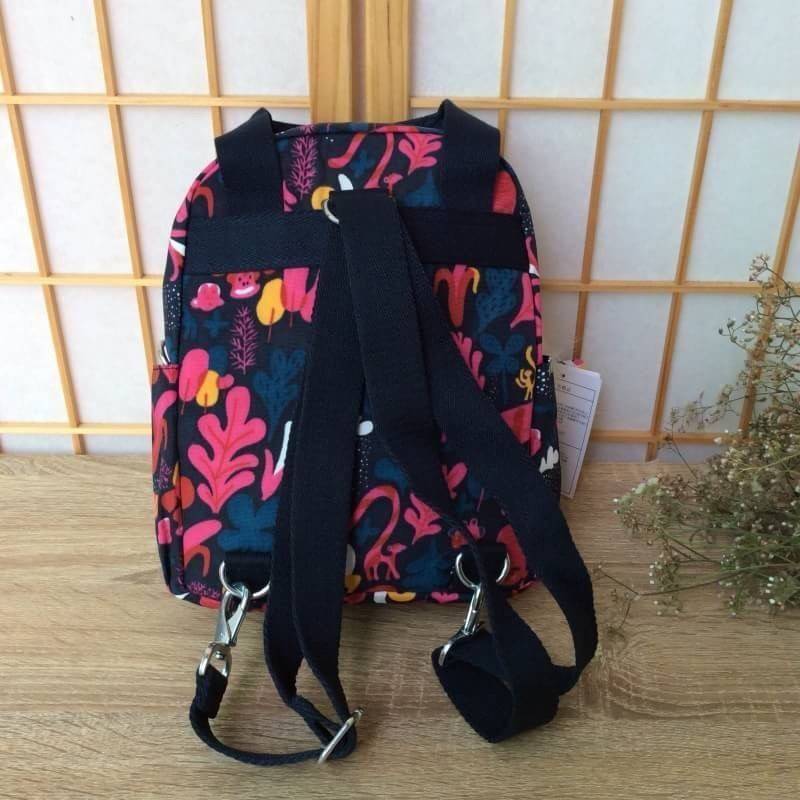 Kipling Mini Backpack K12688 กระเป๋าขนาดมินิ ใช้งานได้ถึง 3 แบบ ปรับเป็นเป้สะพายหลัง สะพายข้าง และมีหูหิ้ว ลวดลายสวยน่ารัก มีช่องเก็บหลายช่องแยกเก็บของจุกจิก ด้านข้างมีช่องโล่งไว้ใส่ขวดน้ำหรือของที่ต้องหยิบใช้บ่อยครั้ง สะพายได้กับสาวทุกลุคเลยค่ะ ไม่ควรพลา