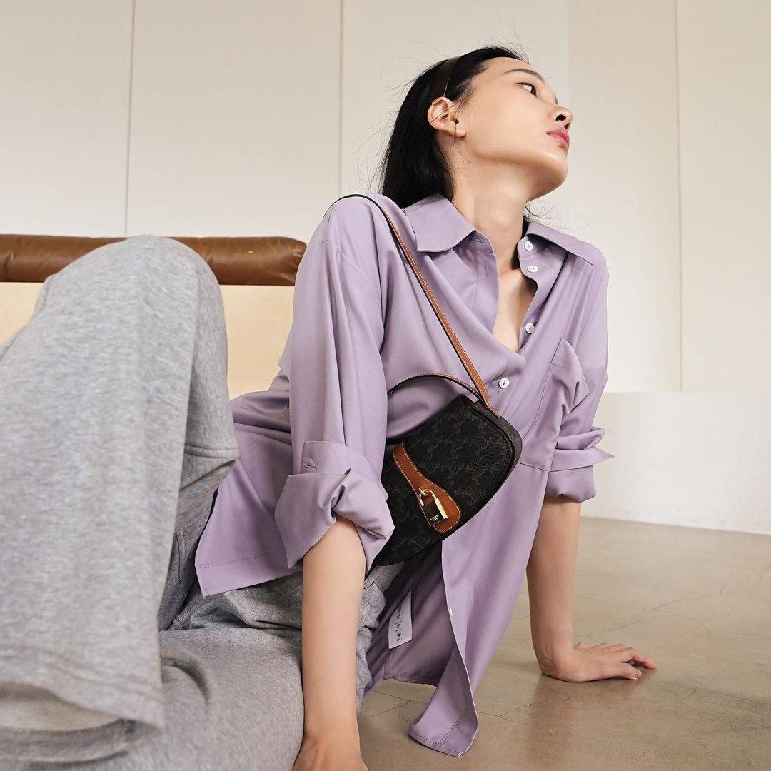 CELINE MINI CROSSBODY BAG VIP GIFT WITH PURCHASE (GWP) กระเป๋าพรีเมี่ยมกิ๊ฟ Limited Edition จาก CELINE PARFUME DUTYFREE COUNTER วัสดุ TRIOMPHE CANVAS ดีไซน์สุดคลาสสิคเปิดปิดด้วยฝาปิดแม่เหล็ก ด้านหน้าตกแต่งด้วยแม่กุญเเจแบรนด์สามารถใช้งานจริงได้ ภายในโล่งมี
