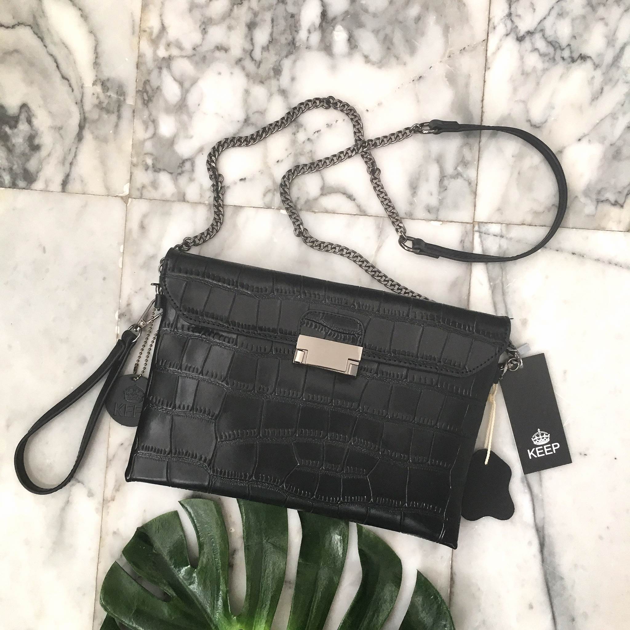 ใหม่ล่าสุด !!KEEP Clutch bag with strap Size M รุ่นหายาก งานหนังแท้!! ปั๊มลายจรเข้คะ #หนังแท้ราคานี้หาไม่ได้แล้วจ้าา 🌈🌈กระเป๋าสะพาย งานหนังแท้ทนทาน ปรับเก็บสายถือเป็น clutch bag ได้คะ มีสายคล้องข้อมือ อะไหล่สีดำ ขนาดกะทัดรัด พร้อมช่อง ใส่ข