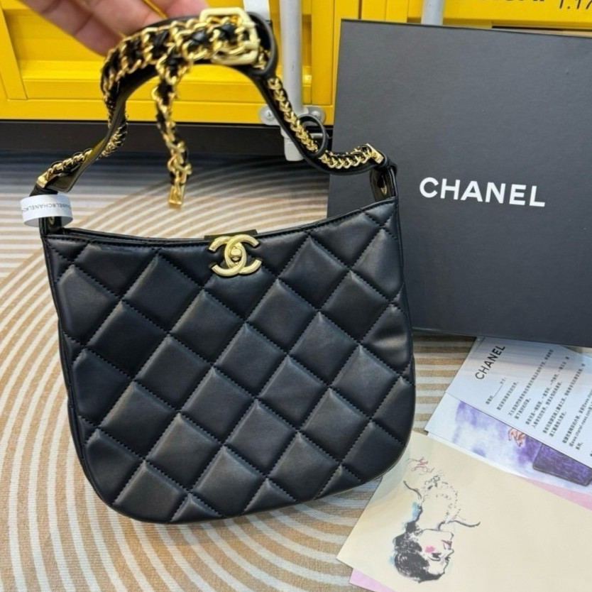Chanel 22K Hobo Shoulder Bag กระเป๋าสะพายทรงโฮโบทรงสวย หนังเรียบหรูหรา อะไหล่ทองวินเทจ ประดับโลโก้แบรนด์สุดหรูด้านหน้า