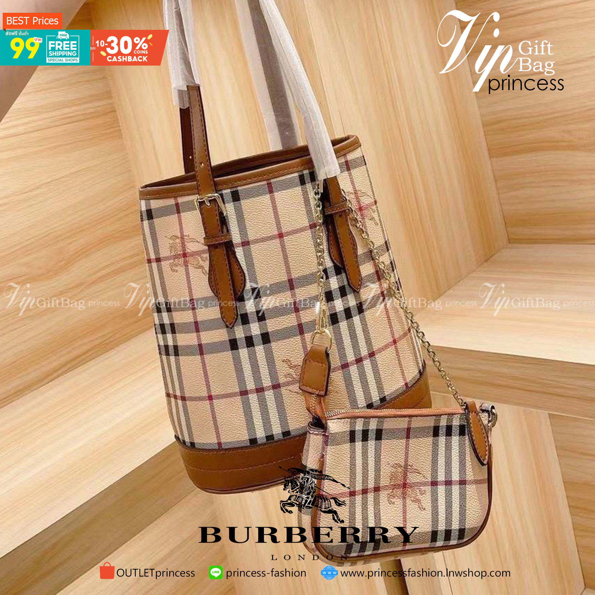 BURBERRY VINTAGE SET BAG VIP GIFT WITH PURCHASE (GWP) **ซื้อ1ได้ถึง2ใบ กระเป๋าถือทรงสวยหรู งานพรีเมี่ยมกิ๊ฟ Limited Edition จากBURBERRY วัสดุหนังPVC สวยหนังนิ่ม ตัดด้วยสายหนังสีน้ำตาลเข้ม **สวยตาแตกกกก มาพร้อมช่องใส่ของขนาดใหญ่ อยกเป็นช่องซิปและช่องใส่ของ