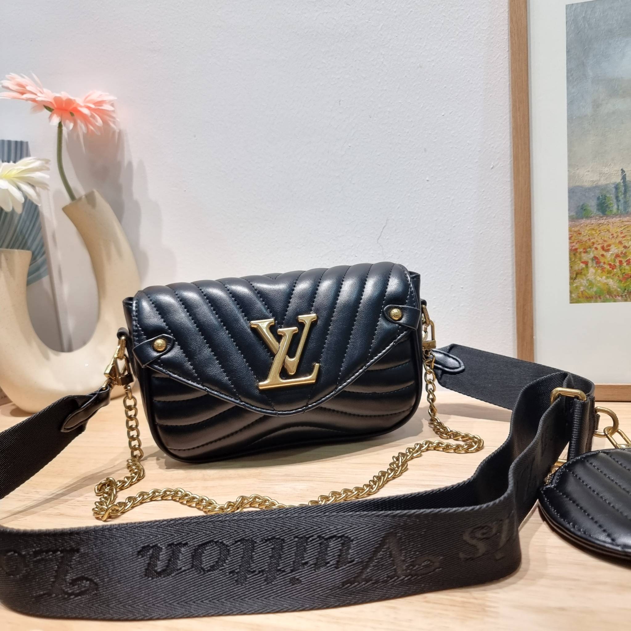 LV new wave pochette multi bag กระเป๋าสะพายมัลติฟังก์ชั่น มาพร้อม box set รับรองว่าดีงาม ลูกเล่นคลาสสิคผสานความวินเทจ มีสายสะพายให้ 2 เส้น และกระเป๋าใบลูก เล็กน่ารัก