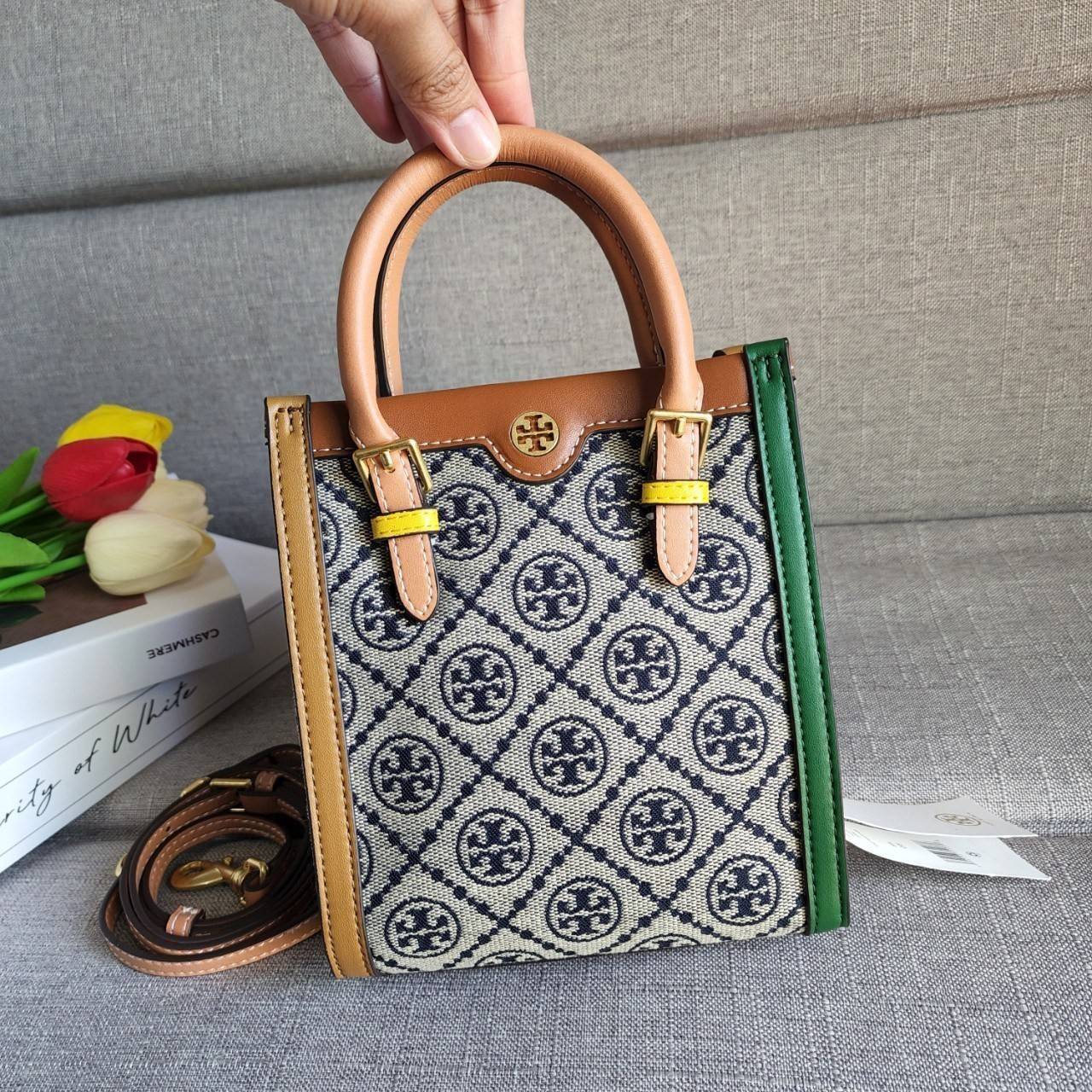 TORY BURCH T MONOGRAM COLORBlOCK JACQUARD MINI TOTE คอลเลคชั่นใหม่ล่าสุด ครอบครองก่อนใคร ไอเท็มยุคนี้รุ่นที่ควรมีติดตู้คะสาวๆ วัสดุ jacquard สลับหนังแท้ หูจับ มาพร้อมสายสะพายข้างหนังแท้ ปรับระดับได้ สายสามารถถอดออกได้ ภายในเป็นช่องโล่ง ใส่มือถือได้ กระเป๋