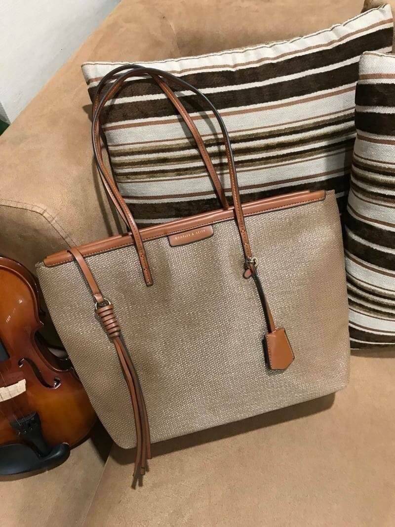 Charles & Keith Black Textured Tote Bag ฮอตฮิตตลอดกาลสำหรับรุ่นนี้ รุ่นยอดนิยม!! มากี่รอบกี่รอบก็ขายดี ใครไม่มีรุ่นนี้ติดตู้ไว้ถือว่าเชยมาก(!!) กระเป๋าสะพายทรง Shopping bag ใบใหญ่จุของได้ใจ น้ำหนักเบา โดดเด่นด้วย Textured วัสดุสานรอบใบ ตัดขอบหนัง สวยอยู่ท