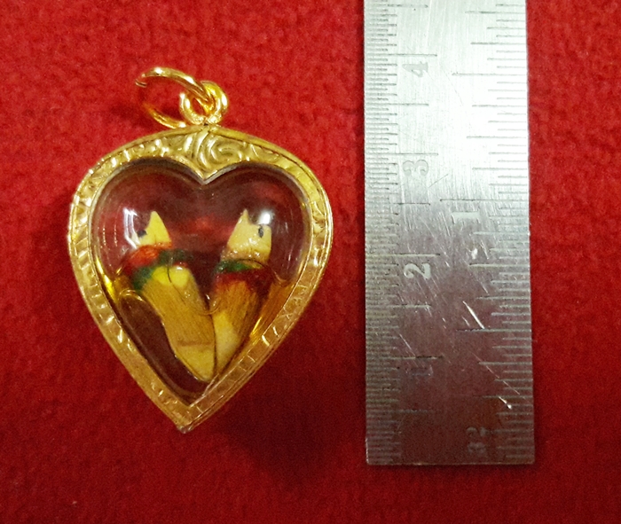 สินค้าหมดค่ะ สาริกาลิ้นทองในน้ำมัน องค์เล็ก เลี่ยมกรอบใหญ่ทองไมครอนพร้อมใบคาถาค่ะ