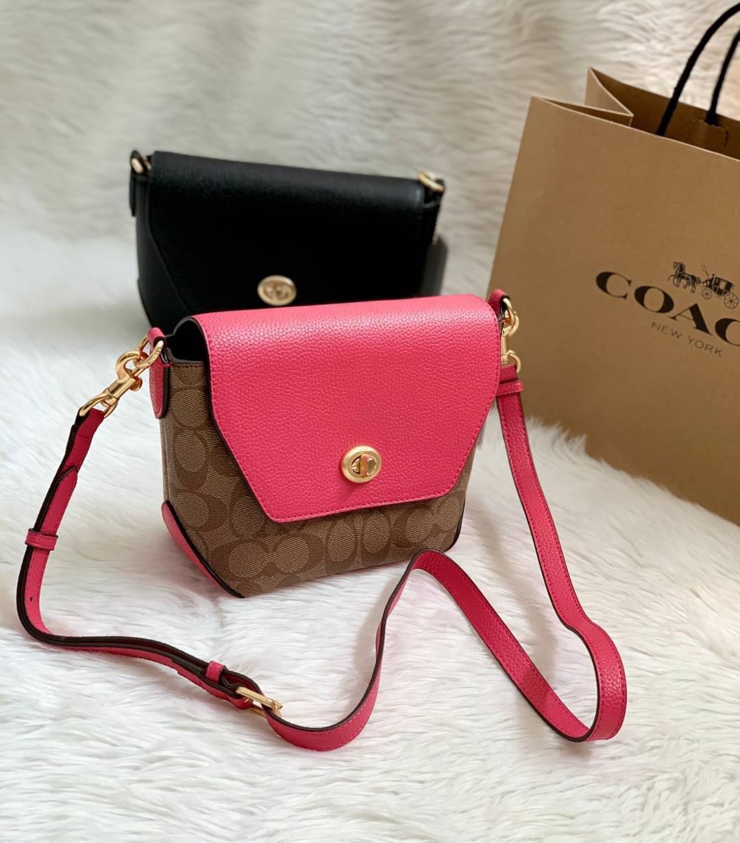 คอลเลคชั่นใหม่ ทั้งสวยทั้งคุณภาพค่ะ😘 COACH KARLEE CROSSBODY BAG 💐พร้อมส่ง ได้ไปไม่ผิดหวังแน่นอนค่ะ! สวยๆแบบคนดังระดับโลกกันค่าา กระเป๋าสะพายแบบครอสบอดี้ร์ หนังแท้นิ่มสวยงามมากๆค่ะ รูปทรงน่ารักกระทัดรัด เปิดปิดกระเป๋าแบบหมุนล็อค ภายในสามารถ