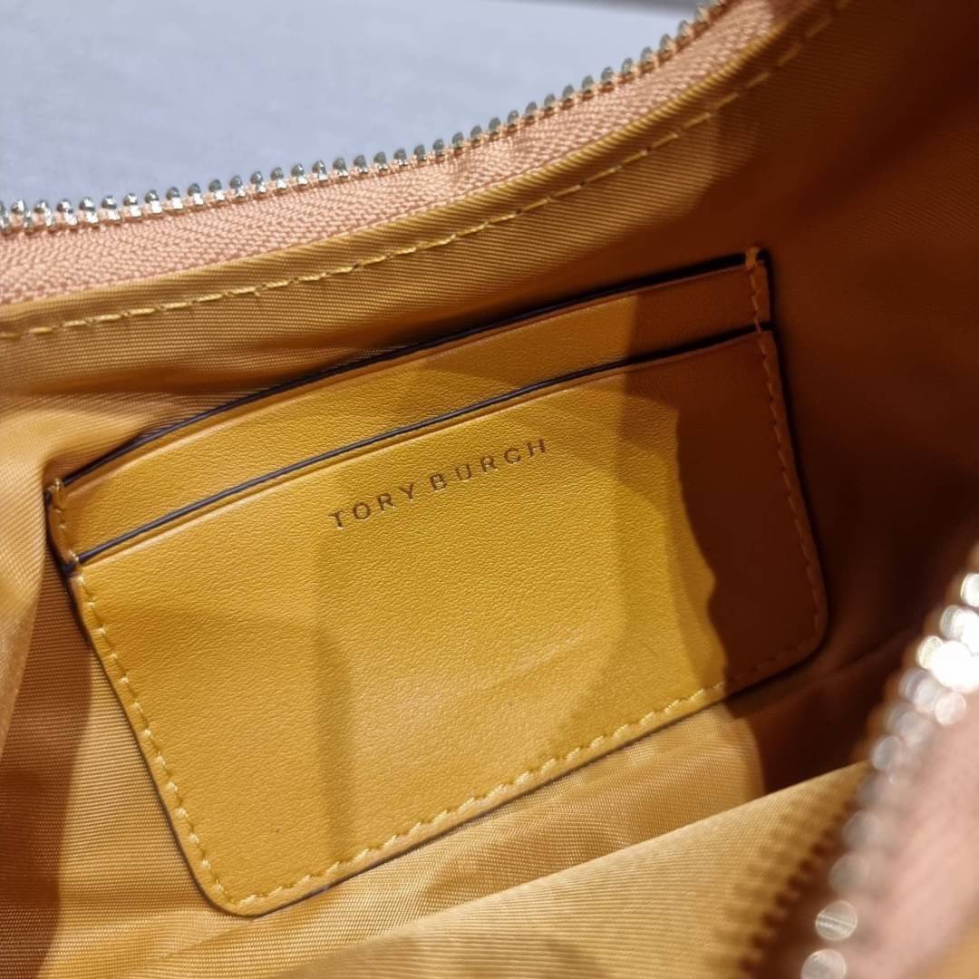 TORY BURCH MERCER NYLON SMALL SHOULDER BAG ใหม่ก่อนใคร!! กับคอลหวานๆ สดใสๆ กระเป๋าสะพายทรงโฮโบ ขนาดกะทัดรัด ฟังก์ชั่นการใช้งานจัดแบบเต็มที่ ด้วยสายสะพายถึง 3 เส้น สายโซ่คล้องแขน สายหนังแบบสั้นคล้องไหล่ และสายสปอร์ตเส้นใหญ่ ดูดี!! คุ่มแค่ไหนคิดดู!! วัสดุผ้