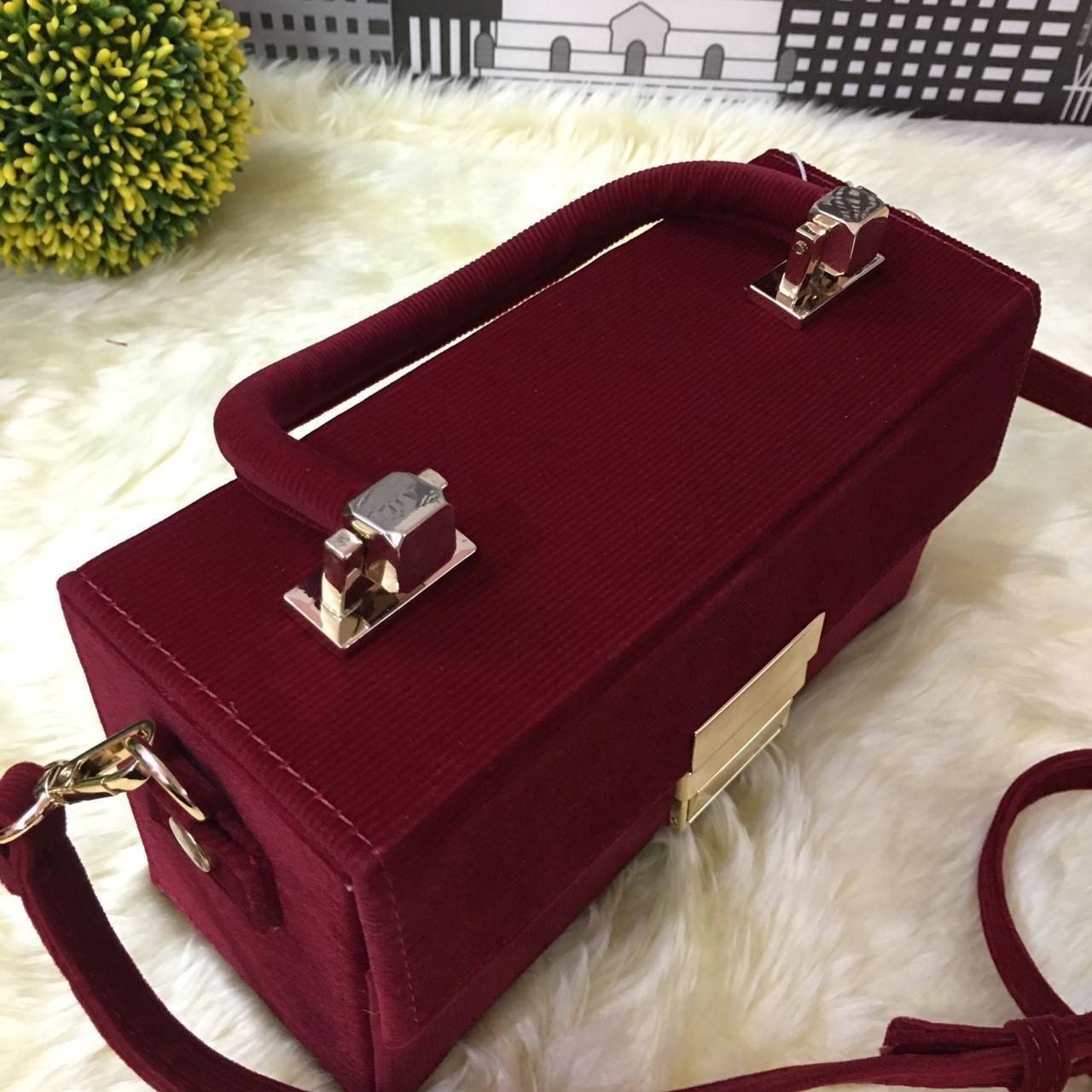 Zara rigid corduroy minaudière 2017 กระเป๋าทรงกล่องมาด้วย top ผ้าลูกฟูกเท่ๆ อะไหล่สีทอง ด้านหน้าตัวล็อค แบบสวมปุ่มล็อค หูพับลงได้ สายสะพายถอดและปรับระดับได้ ด้านในช่องโล่ง สามารถใส่ กระเป๋าเงิน มือถือจุกจิกได้พอสมควร น้ำหนักเบามาก ดีไซน์ไม่เหมือนใครตามสไต