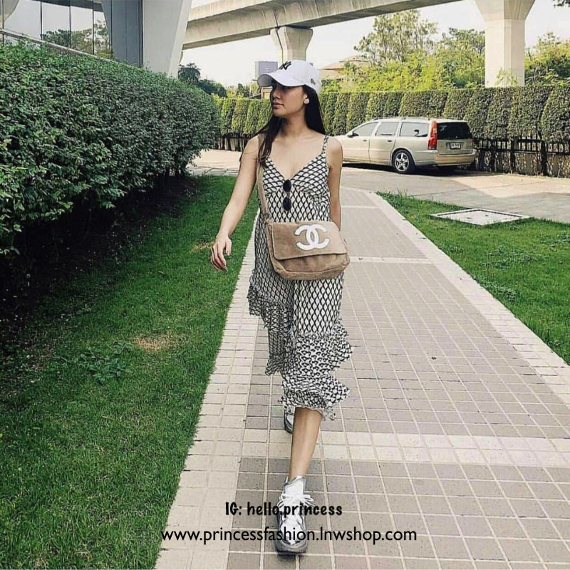 Chanel Beaute Crossbody Bag กระเป๋าถือหรือสะพายพรีเมี่ยมของเเท้จาก Chanel Cosmetic Counter VIP Gift รุ่นแนะนำวัสดุขนวูฟหนานุ่มตัดโลโก้แบรนด์หนังแก้วสวยโดดเด่น น้ำหนักเบา เปิดปิดด้วยฝาปิดกระดุมแม่เหล็ก ใบใหญ่กำลังดีใส่ ipad กระเป๋าสตางค์ใบยาว iphone เครื่อ