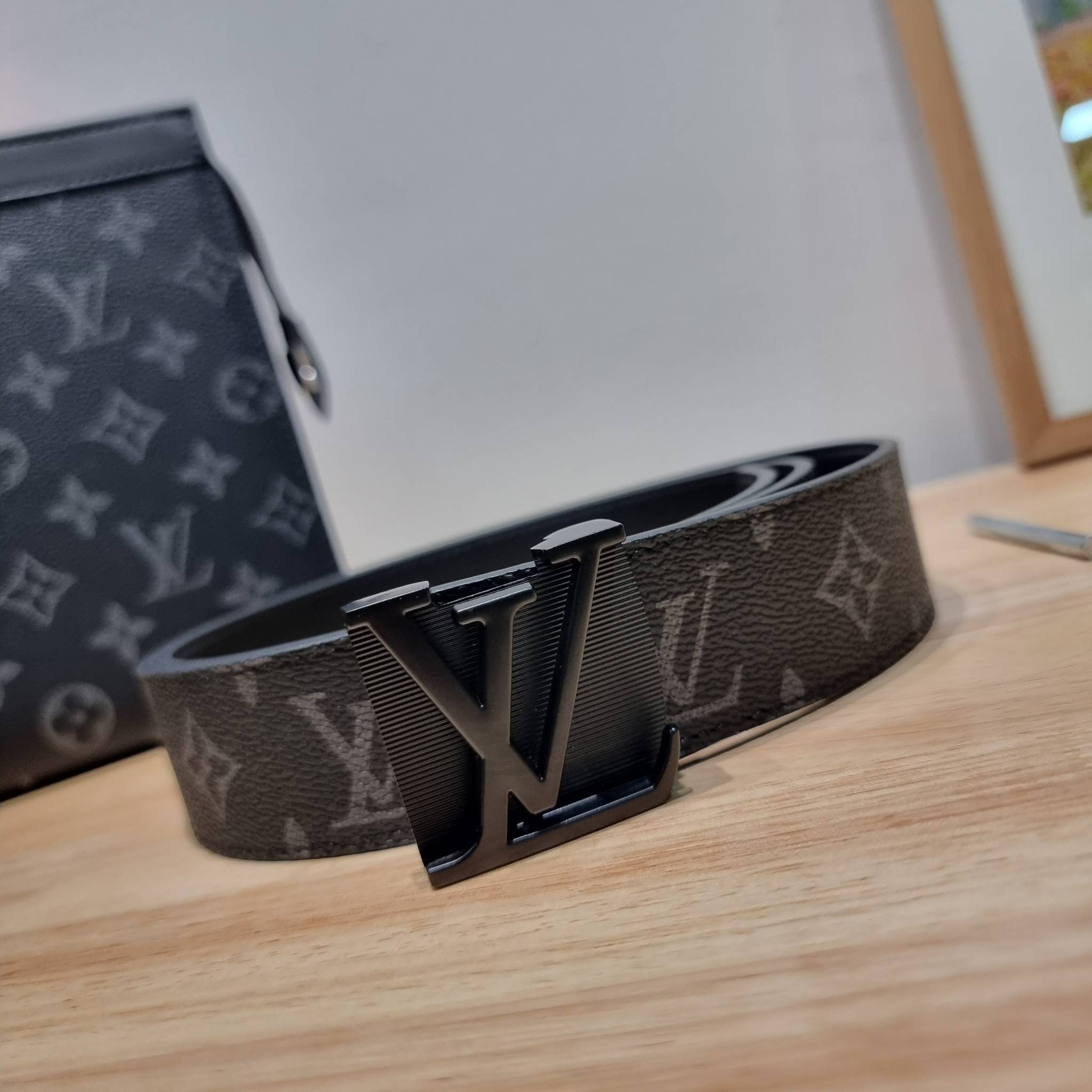 LV POCHETTE VOYAGE SET BAG / LV gift box สุดยอดไอเท็มใน box set ที่เหมาะแก่การเก็บสะสม หรือจะส่งให้เป็นของขวัญในช่วงปีใหม่ก็ดีงามที่สุด จัดให้ทั้งกระเป๋าคลัทช์สีคลาสสิค กระเป๋าเก็บกุญแจ ที่จัดสรรให้พกพาได้ง่ายไม่เกะกะ และเข็มขัดเข้าเซ็ทคุมโทนได้ดีเยี่ยม แ