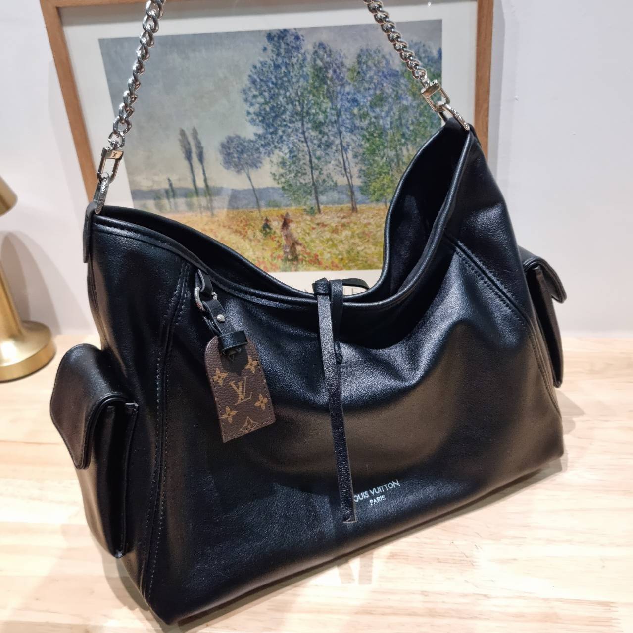 LV CARRYALL CARGO VIBE ใหม่ล่าสุด กระแสกระเป๋าไวบ์คาร์โก้มาแรงสุดๆ ดีไซน์สีดำคลาสสิค มีดีเทลลูกเล่นแซมลวดลายกิมมิค ทำให้กระเป๋าดูโก้และดูติดแกลมมาก เหมาะใช้ได้ทุกวัน