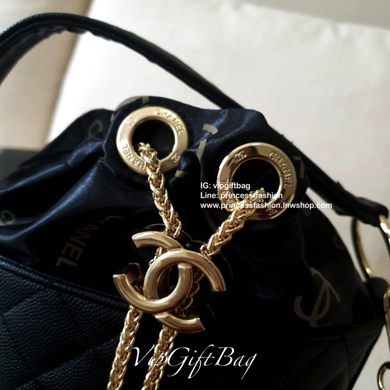 กรี้ดสลบสำหรับรุ่นนี้ งานหรูในราคาสบายกระเป๋ากับ CHANEL VIP GIFT(GWP) ของแท้ 100% จากเคาเตอร์แบรนด์ CHANEL ทรงจีบแบบกลมที่กำลังมาแรง ขนาดกำลังดี วัสดุหนัง CAVIER หูรูดโซ่อะไหล่ทอง ด้านในบุผ้าไนลอนปั้มแบรนด์ ใส่โทรศัพท์ได้ทุกรุ่น พร้อมของจุกจิก มีช่องซิปอี
