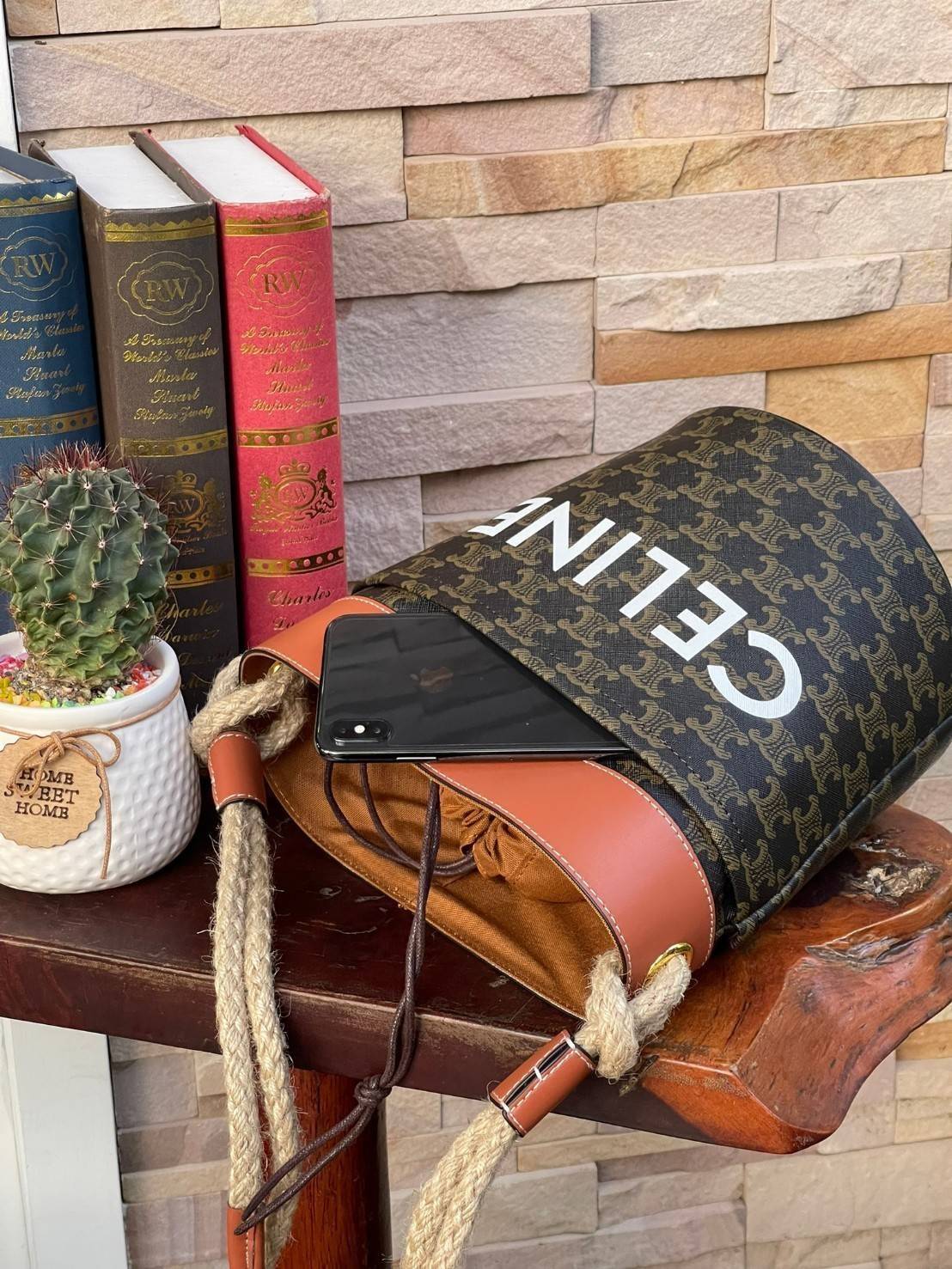 Celine Bucket Bag Canvas Original สำหรับ Collection นี้สะดุดตาด้วยหูสะพายที่มีความแข็งแรงถึงแม้จะใส่ของหนักก็ตาม สะท้อนความวินเทจผสมผสานดีไซน์กระเป๋าที่ทันสมัย ตอบโจทย์สาวหัวสมัยใหม่ที่เบื่อดีไซน์กระเป๋าสี่เหลี่ยมทรงเดิม ๆ แต่ก็ต้องการกระเป๋าที่มีดีไซน์สว