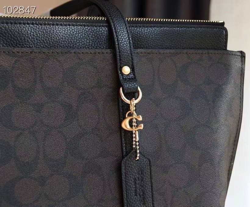 COACH 2319 MAY TOTE IN COLORBLOCK SIGNATURE CANVAS กระเป๋าโท้ท ดีไซน์ใหม่ล่าสุด!! 💕💕 เก๋ตรงปากกระเป๋า คล้ายกระเป๋าซ้อนในตัว สีตัดกับตัวกระเป๋าได้อย่างลงตัว ทรงสวย ใบใหญ่ใส่ของได้เยอะ เปิด-ปิดด้วยซิป รูดใช้งานง่าย ภายในโล่งกว้าง ด้านหลังมีช