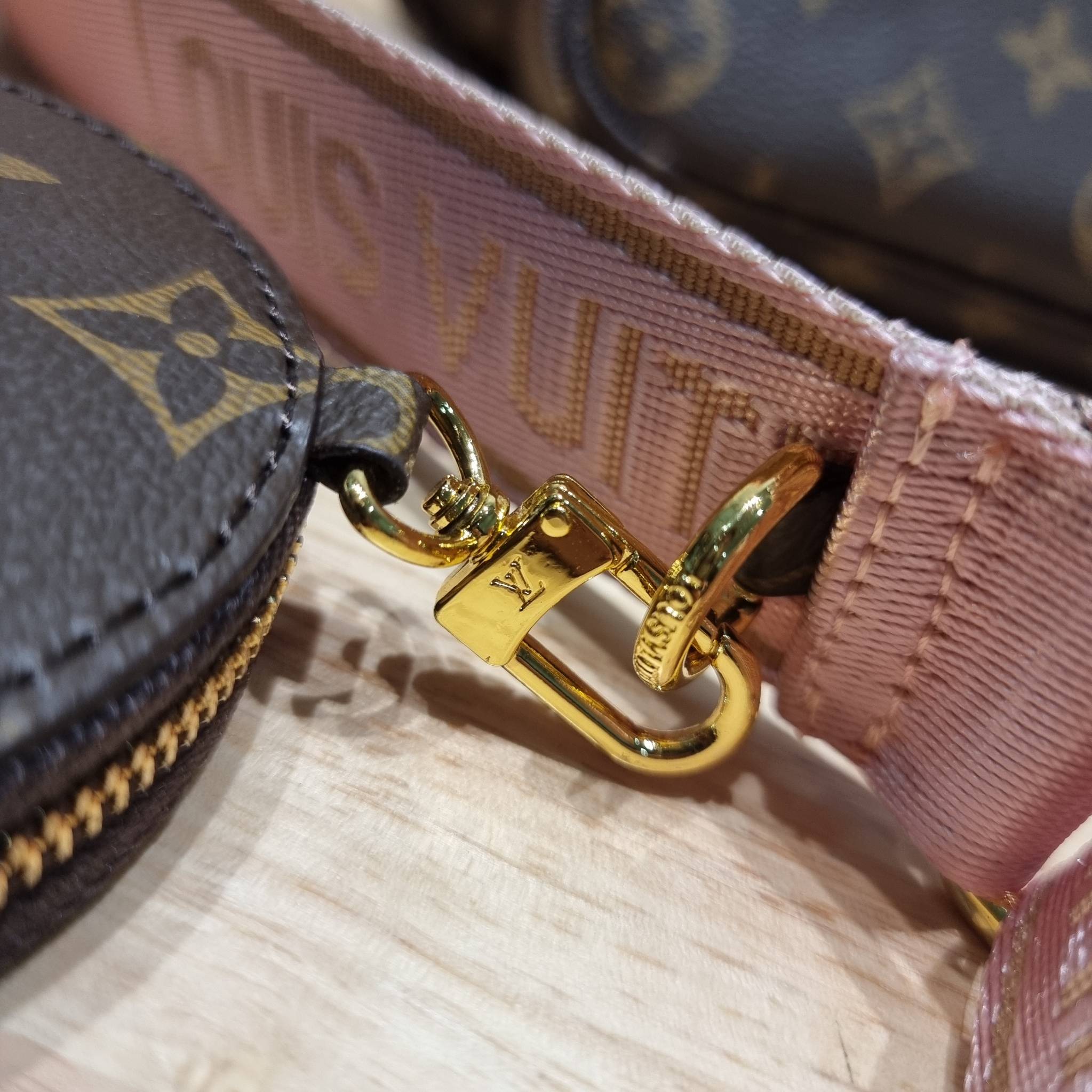 Set 4 ชิ้น LV Multi Pochette Bag New in!! กับ box set ชวนสะสม ที่จับเอารุ่นยอดฮิต มามิกซ์รวมกับไอเท็มสุดคุ้มของมันต้องมี!! จัดเรียงให้อยู่ในกล่องสุดหรู ไม่ว่าจะตัวกระเป๋า กระเป๋าสตางค์ กระเป๋าจิ๋ว ใบไหนๆก็นำมาใช้งานได้จริง คุ้มค่ามากๆ แถมฟรี! ริบบิ้นลายลิ