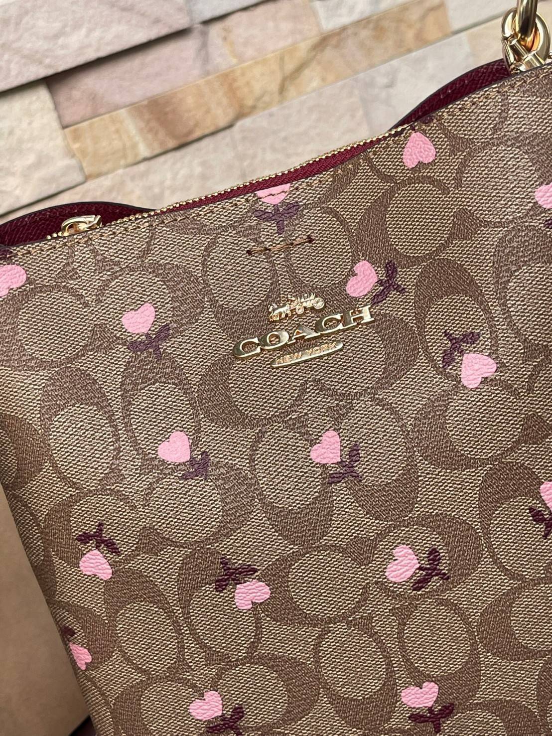 OUTTLET 】COACH SMALL TOWN BUCKET BAG IN SIGNATURE WITH Heart floral print สำหรับสาวแฟชั่นที่ชอบรายละเอียดชิคๆ ดีไซน์สุดเก๋ แนะนำเลยสำหรับกระเป๋าทรงบักเก็ตใบนี้ เชื่อว่าสาว ๆ หลายคนชื่นชอบ เป็นไอเทมที่สามารถแมทช์ได้กับเสื้อหลากหลายสไตล์ บรรจุของได้เยอะโดยท
