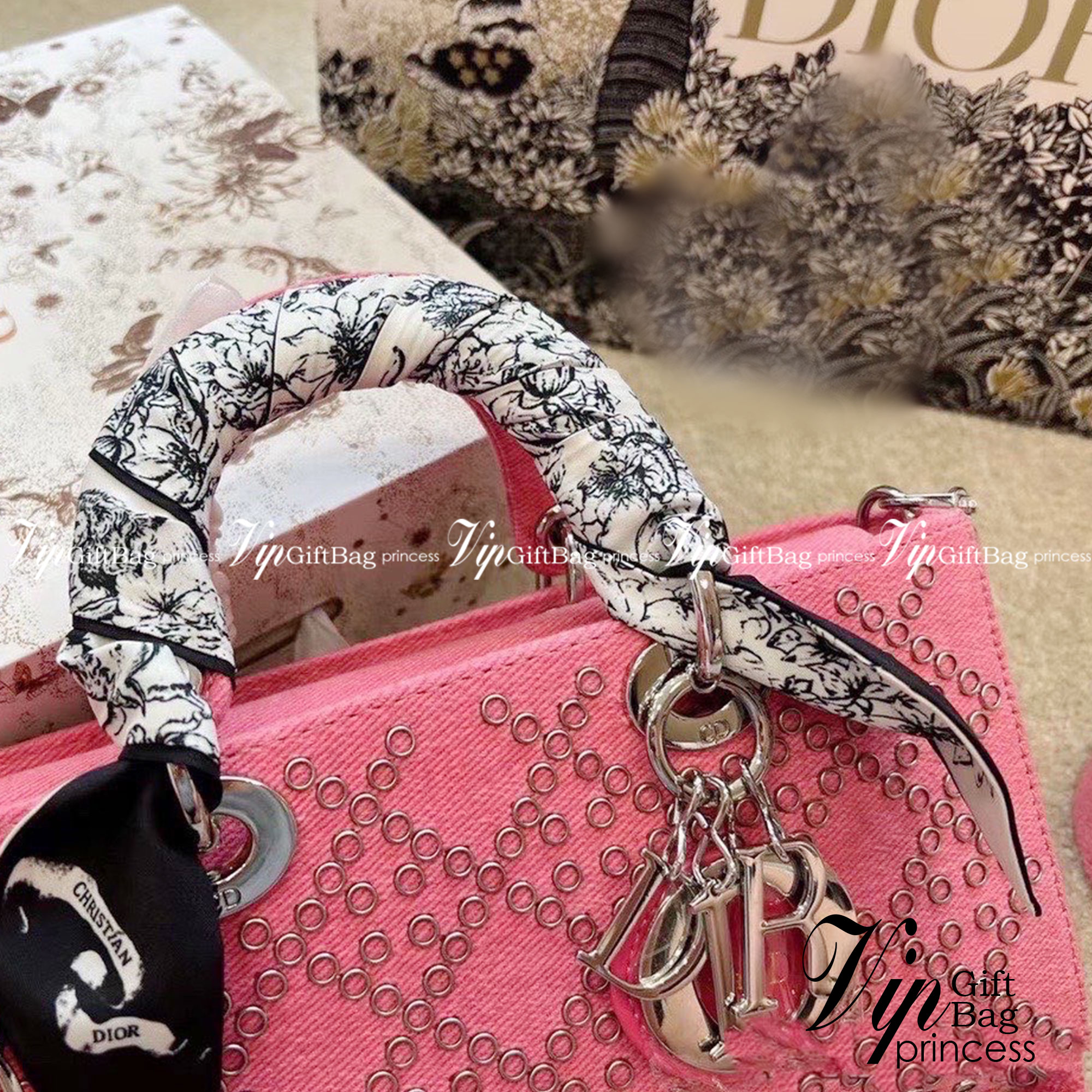 DIOR D-Joy Bag Cannage Denim / Dior Lady Bag กระเป๋าสะพายดิออร์ใบนี้คือราชนิกุลมากแม่ความเลดี้ดิออร์ที่เกินต้าน งานชนช้อปปังสุด ถือสลับแท้ไม่โป๊ะแน่นอน ราคาเบาสุด ภาพถ่ายจากงานจริง สวยเหมือนในรูป พร้อมส่งที่ไทย