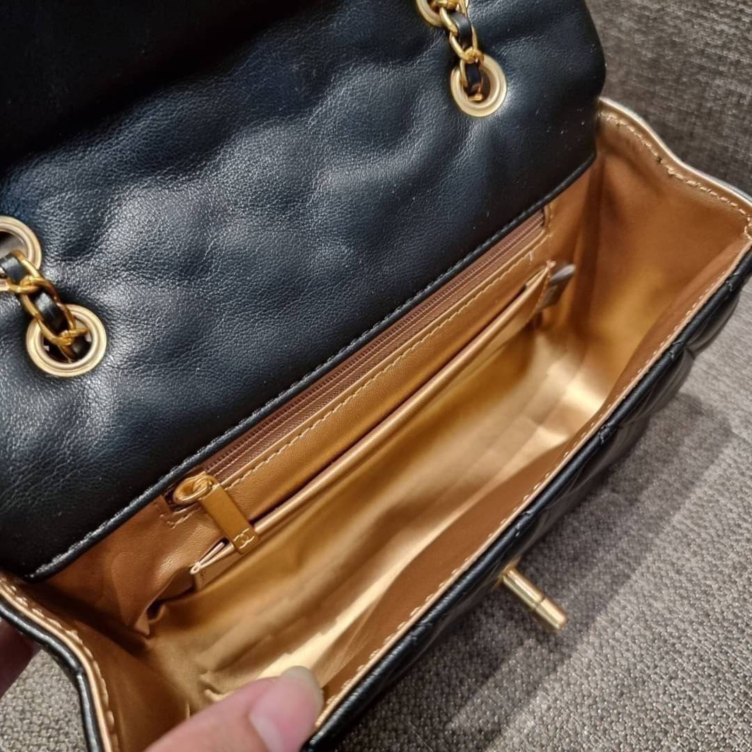 VIP 🥂 เซ็ทคือที่สุดของความคุ้ม CHANEL GIFT BOX SET สุดหรูชวนให้สะสม สุดยอดไอเท็มหายากพร้อมเสิร์ฟครบชุด สุดคุ้ม มาพร้อมกระเป๋าสะพายถึง 2 ใบ สุดหรูลิมิเต็ด หาไม่ได้ง่ายๆ ในคอลเลคชั่นภายในสีทอง และที่พิเศษยังมีน้ำหอมตัวท็อปมาให้อีก chanel no.5 ที่แสน