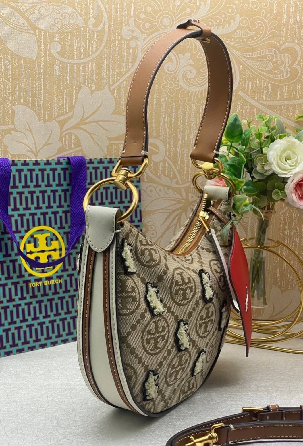TORY BURCH Mini T Monogram Embroidered Rabbit Crescent Bag 🐇 คอลเลคชั่นกระต่ายสุดร้อนแรงแห่งปี 🥕🥕 คอลเลคชั่นทีบ่งบอกสไตล์ที่ทันสมัยทรงครึ่งวงปักลายกระต่ายบนกระเป๋าสุดน่ารัก โด่ดเด่น
