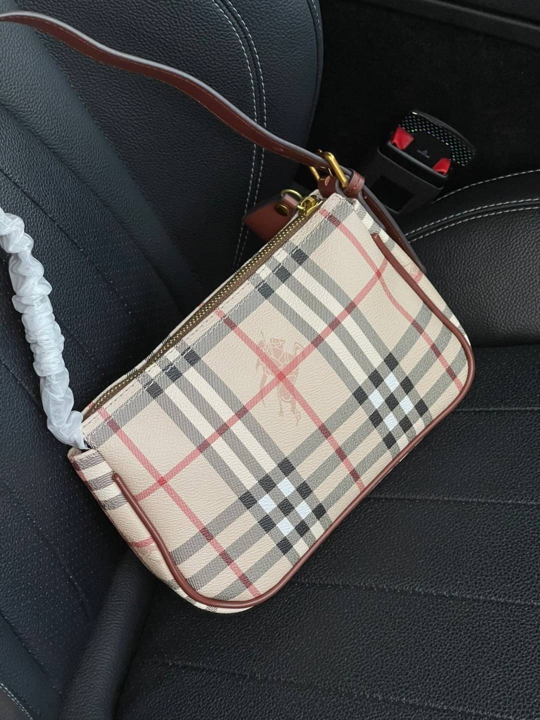 VIP 】Burberry Nova Check Small Shoulder Bag กระเป๋าสะพายไหล่ Vintage Check ที่ถือว่าเป็นสัญลักษณ์อันเก่าแก่ของแบรนด์ ภายในเป็นช่องโล่งกว้าง และมีคุณสมบัติการใช้งานที่ครบครัน อีกทั้งยังเปิด-ปิดง่ายด้วยซิปเดียว มีอะไหล่โลหะสีทองที่ช่วยให้กระเป๋าดูหรูหรามากย